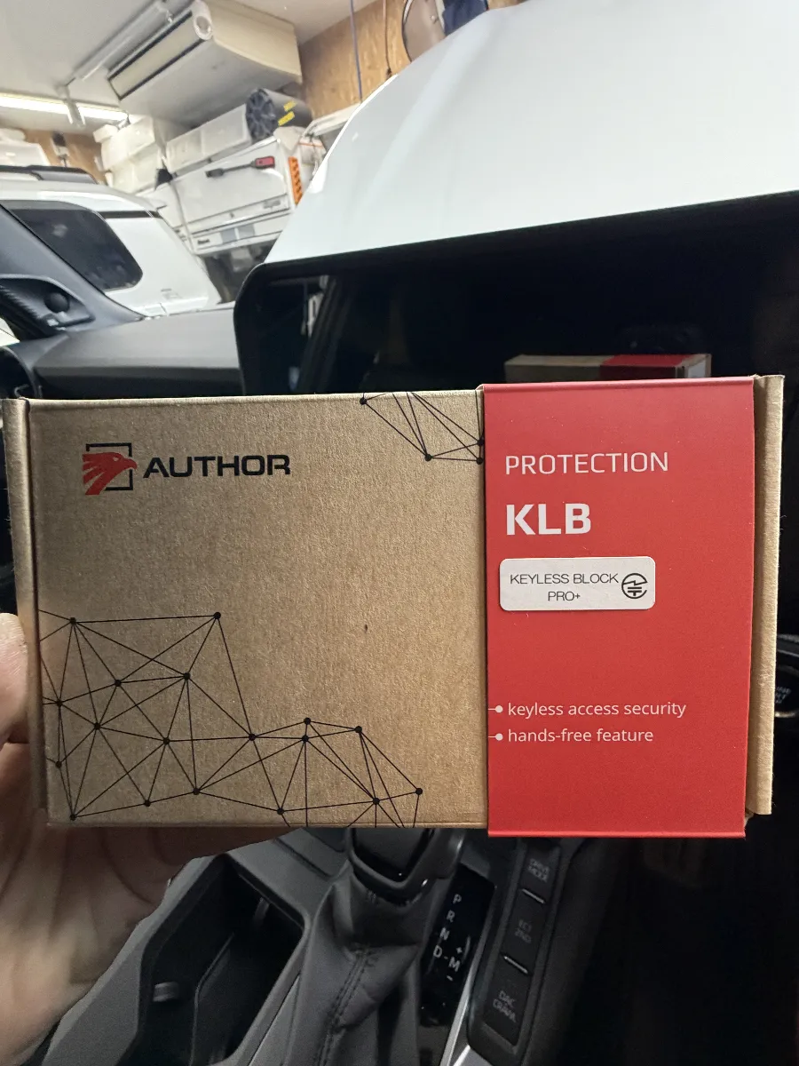 **AUTHORのKEYLESS BLOCK JP+**は、トヨタ ランドクルーザー 250 250Wのようなスマートキー車で気になりやすい、解錠まわりの不安にしっかり備えやすいセキュリティです。
純正の便利さをなるべく崩さず、ロック後は車両がスマートキーの電波を受け付けにくい状態に入るため、日常の使いやすさと盗難対策のバランスを取りやすいのが大きな特長です。
ただ警報を鳴らすだけではなく、そもそも開けにくい、進めにくい状態を作れるのがこの製品の強みです。さらに認証なしでは始動しにくい構成にできるため、被害を入口と始動の両方で止めやすくなります。見た目を変えずに対策したい方や、大がかりな操作は避けたい方にも相性のいい内容です。
カーセキュリティは、同じ製品でも付け方やまとめ方で安心感が変わります。ログオンでは、ランドクルーザー 250 250Wの車両側の条件や使い方を見ながら、純正機能とのバランス、今後の運用まで含めて施工内容を整えていきます。 ただ装着するだけで終わらず、毎日ストレスなく使えて、いざという時に意味のある対策になるよう仕上げるのが専門店として大事にしているポイントです。