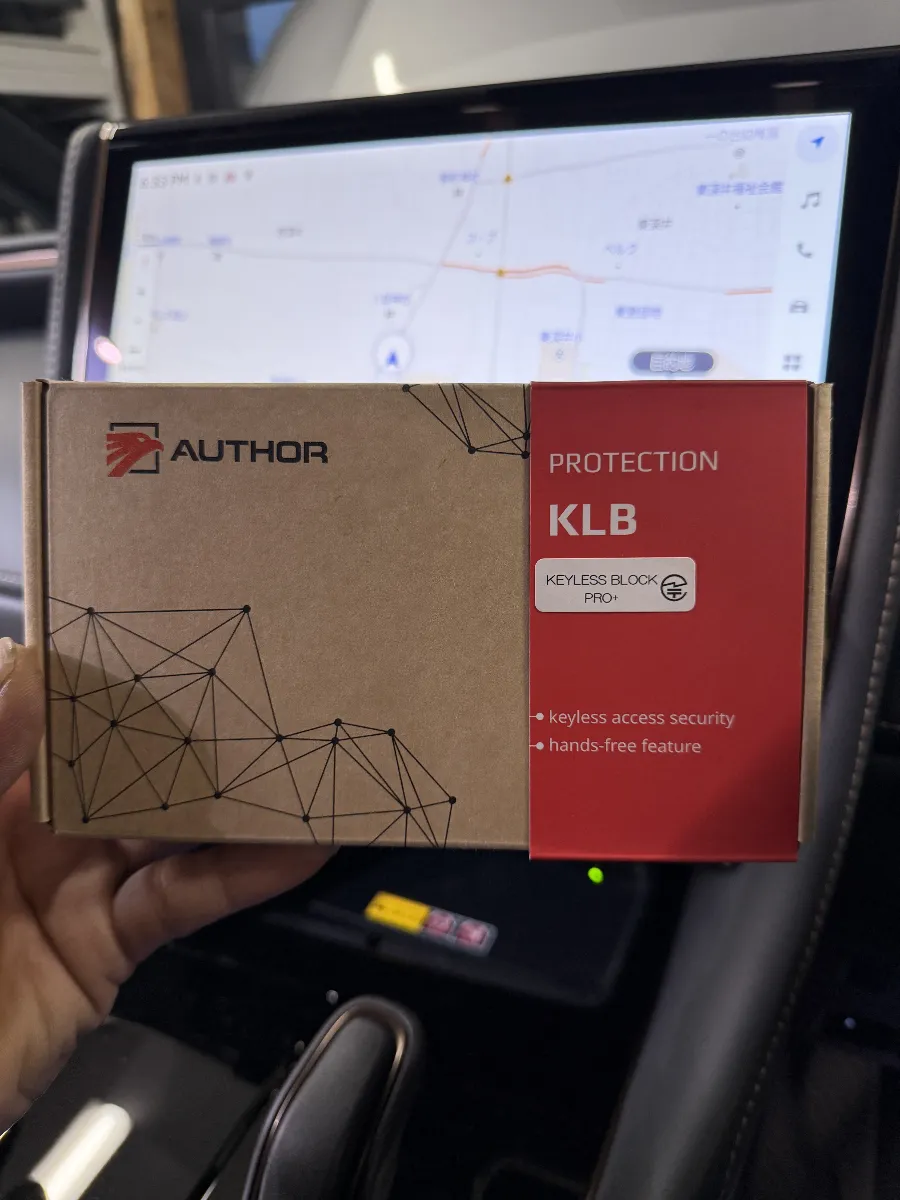 トヨタ ヴェルファイア 6AA-TAHA4#系のようなスマートキー車で盗難対策を考えるなら、**KEYLESS BLOCK JP+**はかなり相性のいい一台です。
ロック後に車両側の受け付けを制御して、解錠の入口を抑えつつ、認証なしでは始動もしにくい流れに持っていけるので、純正だけでは手薄に感じやすい部分をしっかり補いやすくなります。
この手の商品は、ただ付ければ同じというものではありません。
ヴェルファイアは日常での使いやすさも大事な車なので、防犯性だけを優先して毎回の操作が煩わしくなると、結局使いづらさが先に出てしまいます。だからこそ、車両側の機能とのつながりや普段の使い方まで見ながら、無理のない形でまとめることが大切です。見えない部分の仕上げや動作確認まで丁寧に詰めると、毎日の扱いやすさがかなり変わってきます。
さらに、**KEYLESS BLOCK JP+**は解錠対策の役割がはっきりしているので、始動対策との組み合わせを考えたい方にも向いています。
守るポイントを一か所に寄せず、車種に合わせてバランスよく構成していくと、普段使いを崩さず防犯面を底上げしやすいです。派手な見た目の変化はありませんが、こういう対策は後から効いてきます。車を長く大事に乗りたい方ほど、早めに整えておきたい内容です。
