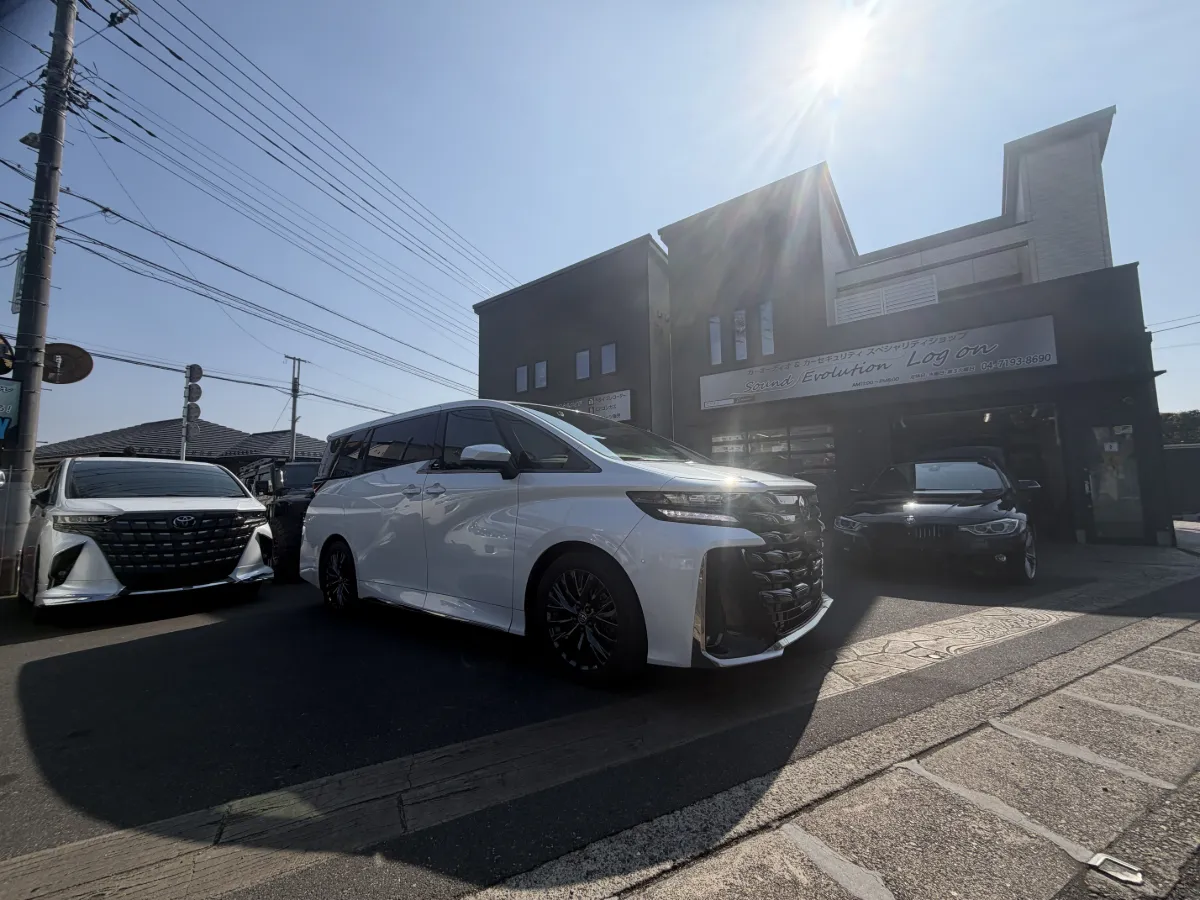 今日ご紹介するのはTOYOTA VELLFIRE 6AA-TAHA4#系のカーセキュリティインストールです。