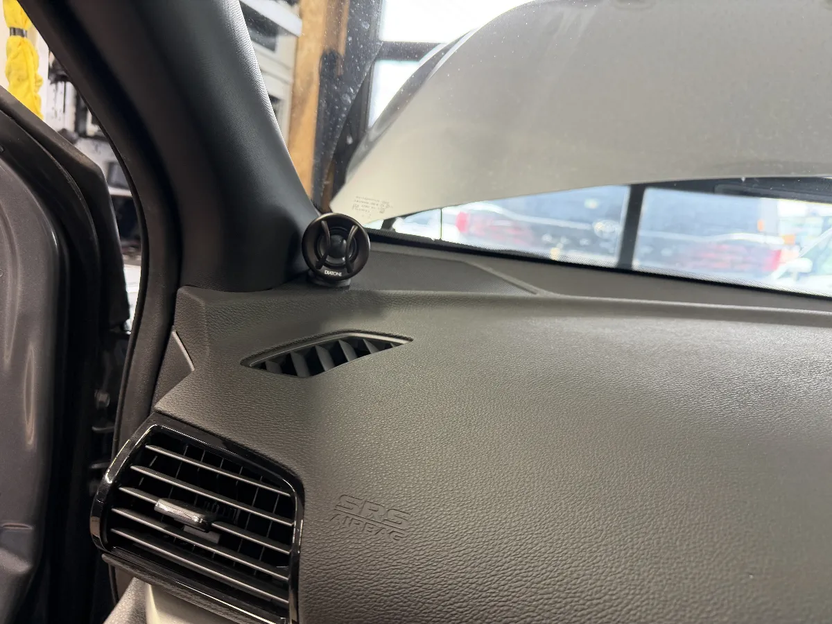 こんにちは！🚗✨今回はミツビシのエクリプスクロスのスピーカー埋め込み制作をご紹介します。このプランでは、「ツイーター付属品固定or純正位置交換」を行います。つまり、純正のツイーターが付いている場合は、その中身を交換したり、ダッシュボードに簡単に固定することができます。大幅な加工は必要ないので、手軽に音質向上が狙えちゃいますよ！私たちログオンオリジナルのツイーターで、よりクリアな音を楽しんでみませんか？新しいサウンド体験が待っています！🎶興味がある方はぜひお問合せくださいね！