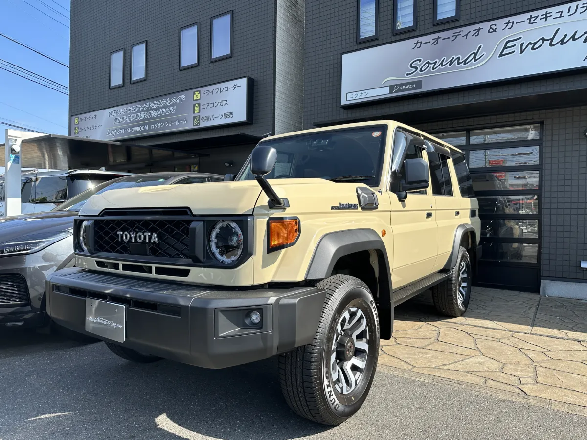 今日ご紹介するのはTOYOTA LAND CRUISER 70 GDJ76Wのカーセキュリティインストールです。