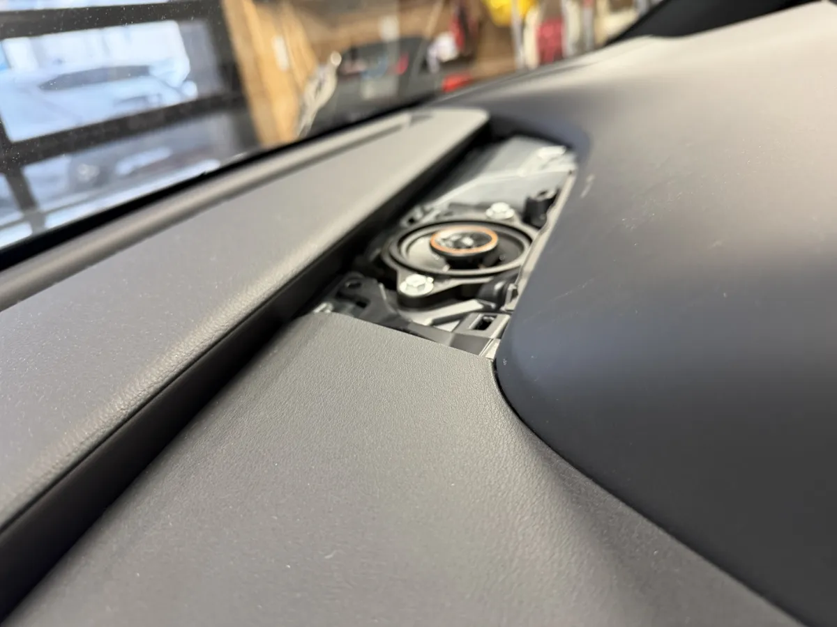 🚗✨【トヨタ クラウン 30系専用】✨🚗こちらは「クラウンスポーツ専用スピーカーキット OGPAA-CRW1」です！🎶クラウンスポーツのために設計されたこのスピーカーアップグレードキット、忘れられないサウンド体験をお届けします。フロントドアスピーカーとセンタースピーカーを交換するだけで、音の定位がぐんとクリアに！音質バランスも劇的に向上して、音楽の細部までしっかり再現しますよ。🔧お手軽なボルトオン設計で、あなたの車の美しいインテリアを崩さずに、簡単に高音質をゲット！そして、専用コネクターが付いているから、スムーズに取り付けができちゃいます。車室内全体に広がる豊かな音場で、どの座席に座っても、深みのある迫力あるサウンドが楽しめます。🎉クラウンスポーツにぴったりのダイナミックでシャープな音質が、あなたのドライブを一層楽しくしてくれること間違いなし！さあ、あなたのクラウンにこの音の革命を加えてみませんか？🚀🎵