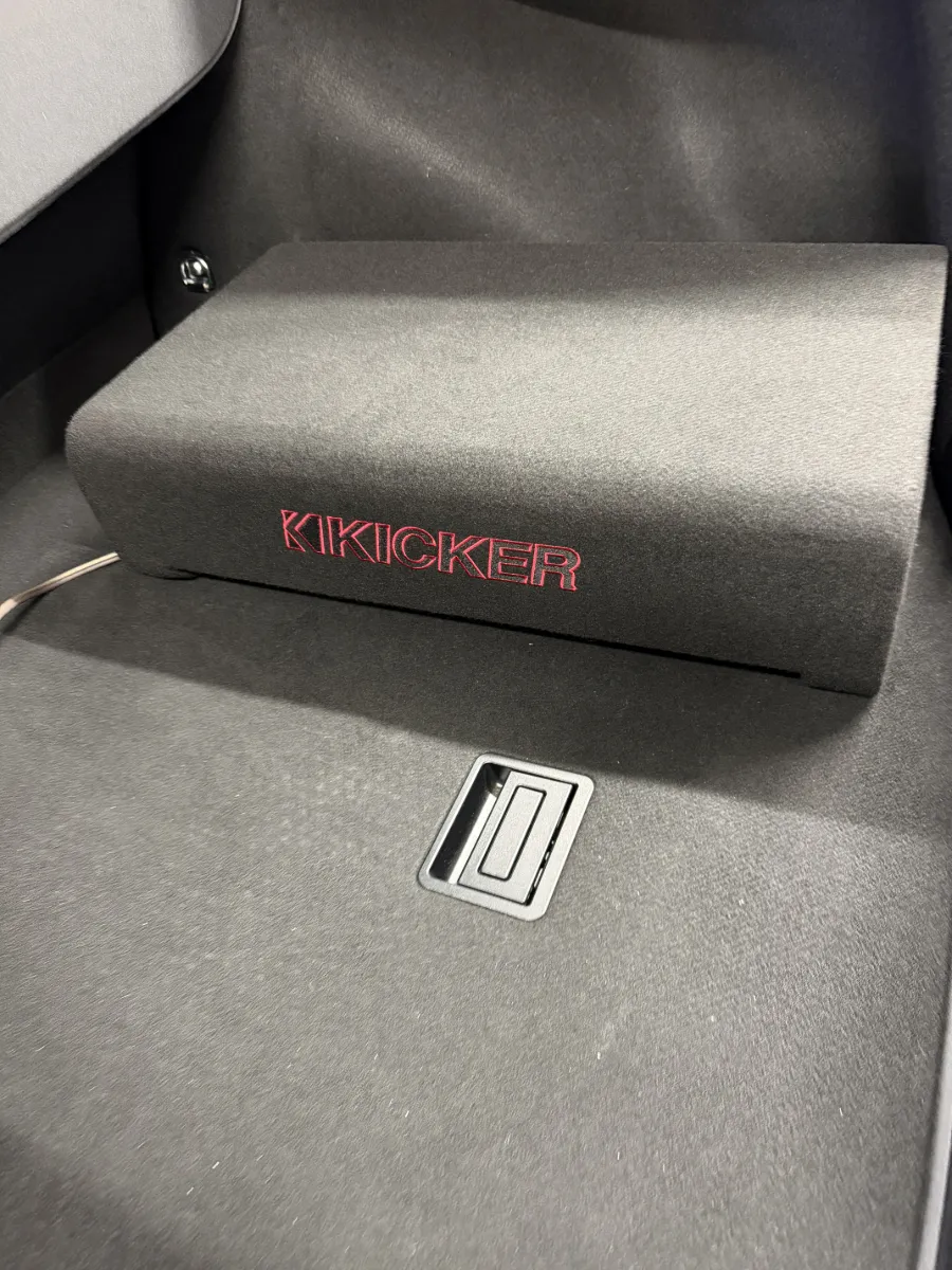 KICKER L7TDF10(薄型ダウンファイアウーファー)/メーカー:キッカー/カテゴリー:ウーファー/数量:1プリウス(ZVW5#前期)にぴったりな薄型サブウーファー。薄くコンパクトなL7Tユニットをカスタムチューニングされたダウンファイアエンクロージャーに搭載しているので、トランクやカーゴスペースをほとんど圧迫せずに迫力ある低音を楽しめます。内部ブレース入りの頑丈な箱構造で、荷物を積んでも耐久性バッチリ。シート下やラゲッジにスッと収まる設計でグリル不要なのも嬉しいポイント。さらに強制空冷で高いパワーハンドリングと信頼性を確保。荷室を犠牲にせず、しっかり鳴るサブをお探しのプリウスオーナーにおすすめです。