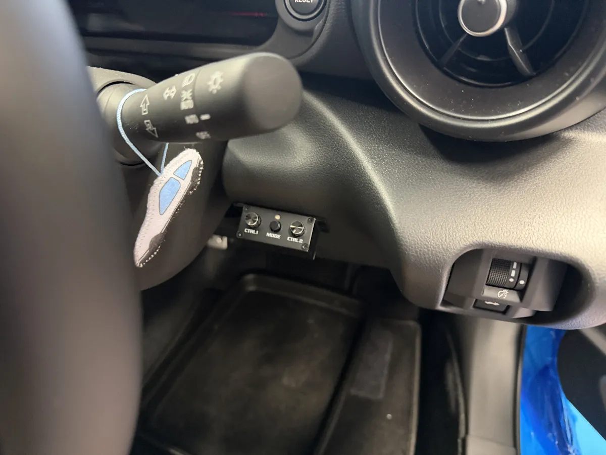 スバル BRZ ZD系オーナーの皆さん、こんにちは!今回は、ヘリックスの「URC-3ユニバーサルリモコン」をご紹介します。🎶このリモコンは、HELIXのDSPシリーズ専用に設計された高性能なアイテムで、従来のURC-2Aから大幅に進化しています。PCでのセットアップによって、マスターボリュームやサブウーファーレベルなど、様々な設定が可能になりますよ。さらに、EQのON/OFFやプリセットの切替もできるので、自分好みのサウンドを手軽に楽しむことができます!機能内容は接続するDSPによって異なるので、お好みに合わせてカスタマイズしてくださいね。セッティングデータは、無償で2つまで制作可能ですので、ぜひご利用ください!カーオーディオの操作を快適にするこのリモコン、あなたのBRZをさらに楽しいドライブにしてくれること間違いなしです! 🤩