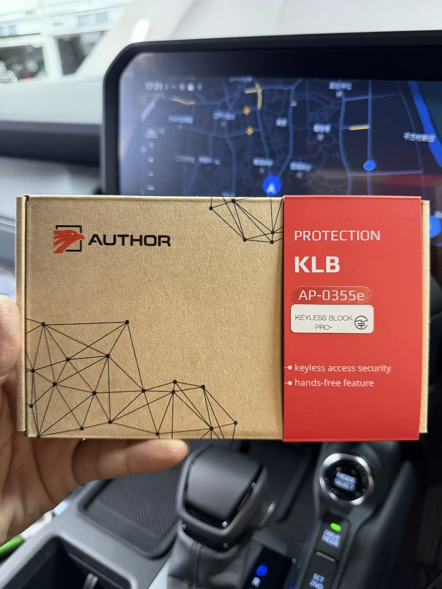 トヨタ ランドクルーザー 250 250Wには、KEYLESS BLOCK JP+がかなり相性のいい一台です。スマートキーの電波を使った盗難手口やCANインベーダー対策に強く、ロック後は車両がキー電波を受け付けない状態になるので、見た目は純正のままでも「開けにくい・動かせない」をしっかり作れます。
取り付けは車両のデジタル信号を使ってスマートに施工でき、普段の使い勝手を大きく崩さないのもポイント。ランドクルーザー250のように狙われやすい車種だからこそ、乗るたびの安心感がぐっと変わる実感がある対策です。