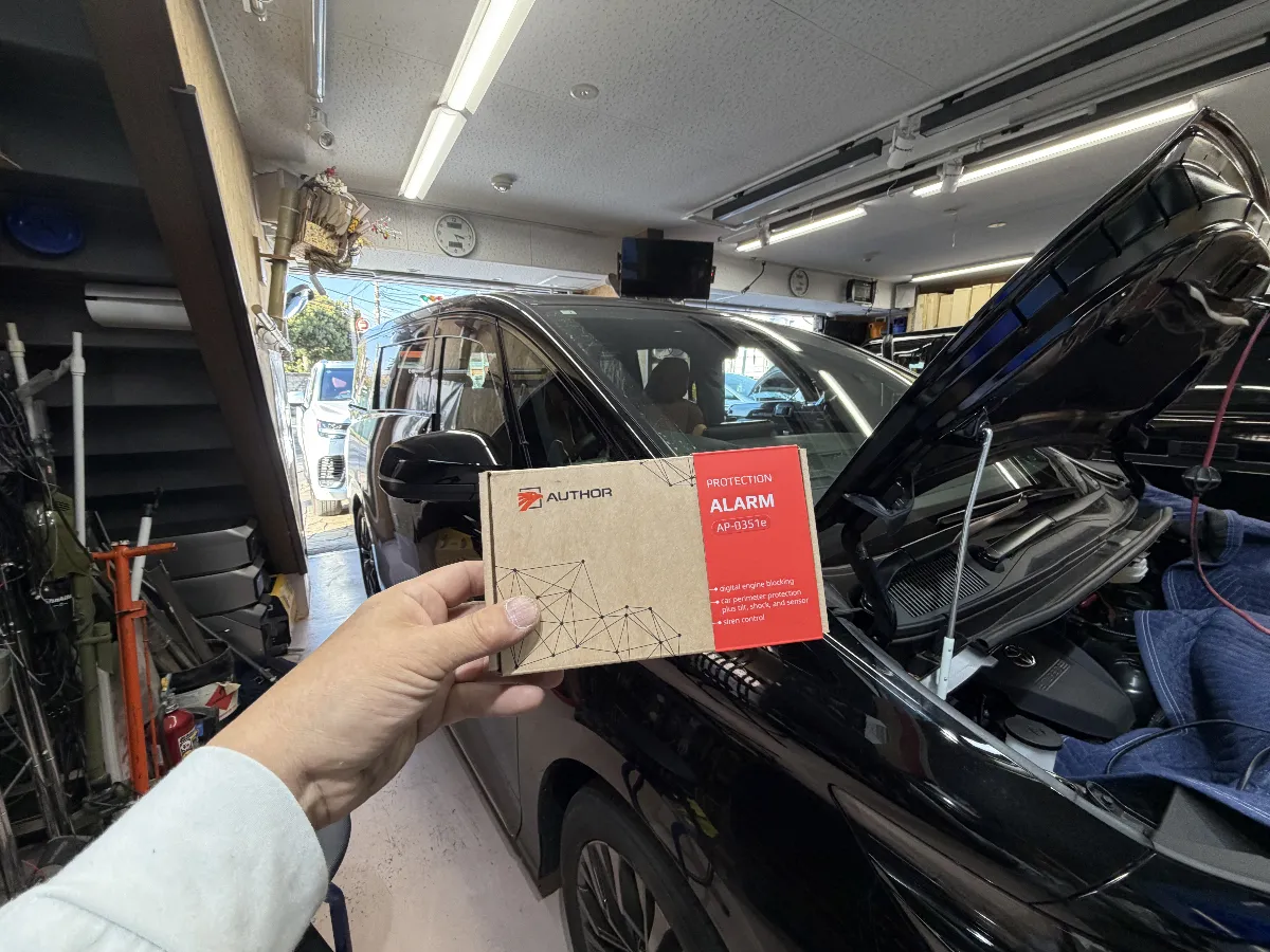 🚗✨「トヨタ ヴェルファイア」のオーナーの皆さん、特別なセキュリティアイテムをご紹介します！✨🚗こちらの「IGLA ALARM (イグラアラーム)」は、デジタルカーセキュリティ本体で、あなたの愛車を守るための心強い味方です！💪🔒【最新ファームウェア搭載】このアラームは、センサーバイパス機能を搭載。例えば、機械式立体駐車場やフェリーに乗る時、一時的にセンサーを無効化して、誤作動の心配を解消できます！操作は簡単、2ステップで完了✨🛑【デジタルブロック機能】ワイヤーを切ることなく、車両の盗難を防止します。エンジンスタートを完全にブロックすることや、新機能の「シフトロック」では、Pレンジから移動できなくする強力な対策があります。これなら、万が一エンジンがかかっても安心です！🚙💨日々進化するセキュリティ技術で、あなたのカーライフをもっと安心安全に！次世代のスマートセキュリティを体験してみてください！🌟気になる方は、ぜひ「ログオン」までお気軽にお問い合わせくださいね！📞💬
