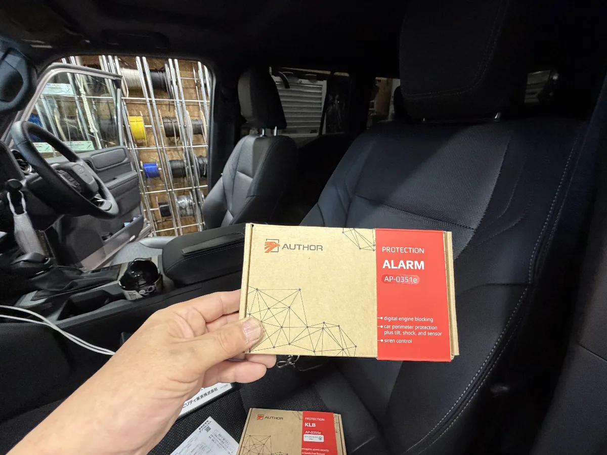 🚗🌟 トヨタ ランドクルーザー 250 250Wのお客様へ、IGLA ALARMのご紹介です！最新ファームウェアを搭載したこのデジタルカーセキュリティは、安心感を提供するだけでなく、便利な機能も満載です。特に注目したいのが「センサーバイパス機能」！これは、誤作動を回避したいシーンで、一時的にセキュリティセンサーを無効にできる新機能です。例えば、機械式立体駐車場やフェリー乗船時、短時間の整備や洗車の際にも役立ちます。さらに、「デジタルブロック機能」により、車両の配線を切断することなく、安全に盗難を防止します。エンジンの始動を完全にブロックしたり、特定のシフト操作を無効にすることができるので、盗難犯は逃げられません。IGLA ALARMで、次世代のセキュリティを体験しながら、あなたの愛車をしっかり守りましょう！✨✨