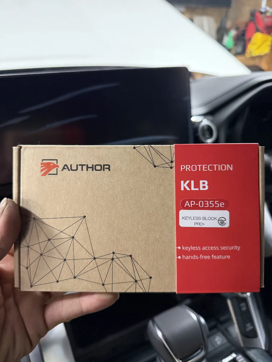 トヨタ ランドクルーザー300 VJA300W/FJA300W に AUTHOR KEYLESS BLOCK JP+ を組み合わせると、スマートキーの便利さを残しながら、車両へ近づいて解錠を狙う手口や、車両通信を悪用した盗難への備えを作りやすくなります。ランクル300のように日常使いも多く、駐車環境もさまざまな車両では、ただ警報を鳴らすだけでなく「開けさせにくい」「動かしにくい」方向で考えるのが大事です。
KEYLESS BLOCK JP+ は、スマートキー車の弱点になりやすい入口部分をカバーするデジタルカーセキュリティです。
見た目を大きく変えずに防犯面を追加できるので、普段の使い勝手を崩しにくいのもポイント。毎日乗る車だからこそ、強さだけでなく扱いやすさまで見ておきたいところです。
・スマートキーの利便性はできるだけ残したい
・リレーアタックやCAN系の盗難対策を考えたい
・ランクル300に合った防犯対策を整理したい
・見えない部分まで丁寧に仕上げたい
このあたりを重視する方には、かなり相性の良い内容です。
セキュリティは商品を付ければ終わりではなく、車両側の仕様や純正機能とのつながりを見ながら組み立てる必要があります。ログオンでは、内装の分解や配線処理、復元まで含めて車両に負担が出にくいよう確認しながら施工します。ランクル300の防犯対策を考えるなら、製品選びだけでなく、普段どう使うかまで含めて一緒に決めていくのが一番分かりやすいです。
