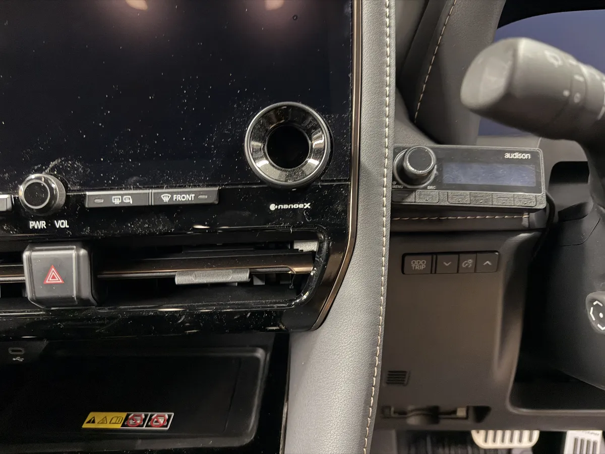 🚗✨今回ご紹介するのは、トヨタ アルファード専用の「Audison DRC MP」デジタルリモートコントローラーです！ このコンパクトで多機能なDRC MPは、11mmというスリムボディながら、上下左右の操作が可能なラバータッチ・ジョイスティックを搭載しています。直感的な操作で、DRC設定の調整やbit Play HDのナビ操作をスムーズに行えるんです！ なんとバックライトのカラーは42色も選べるので、お好きな雰囲気に合わせられます。マットブラックの仕上げともマッチして、車内に美しく溶け込むデザイン✨ さらに、新しいディスプレイと自動輝度調整センサーも搭載。白文字表示で視認性抜群、周囲の明るさに応じて自動で調整されるのが嬉しいポイント！付属のホルダーを使えば、自由な取り付け位置でスマートなインストールが可能です。 このDRC MPはAudison Prima、bitシリーズ、Thesisシリーズなど多くの互換機種に対応しているため、ご希望のセッティングデータを無償で２つまで制作します。ぜひ、あなたのアルファードをさらに快適にしてみませんか？