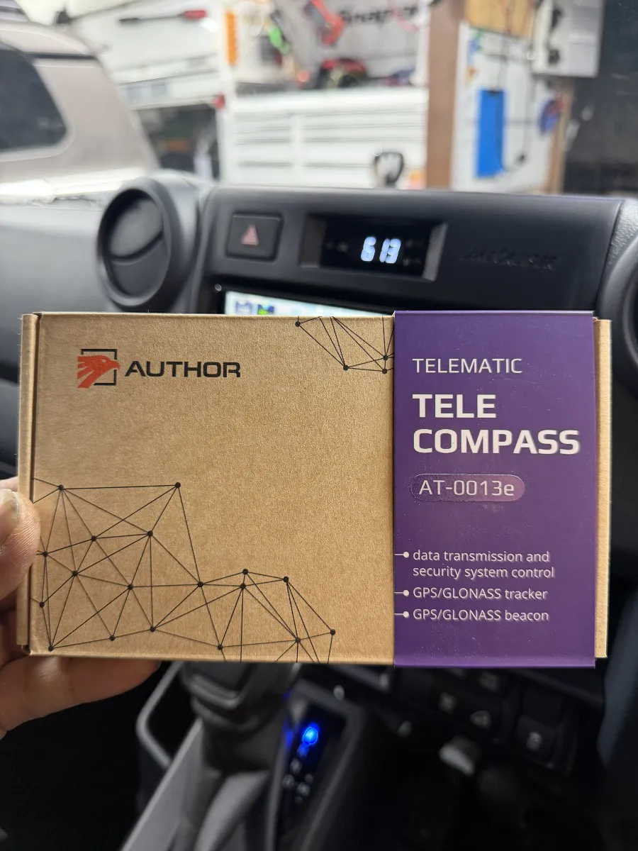 AUTHOR ALARMのTELE COMPASSは、ただ位置を見るための追加装備ではなく、車から離れている時間の不安をかなり現実的に減らしてくれる通信型オプションです。純正でも位置確認ができる車はありますが、更新の間隔や見え方によっては「今どうなっているか」が分かりにくい場面があります。そんな時でも、スマートフォンから車両の状態確認やセキュリティ操作、電圧チェックまでできるので、止まった表示を眺めるだけの安心感とは違う使いやすさがあります。
特に、盗難が気になるお車や長時間駐車が多い使い方、ご家族で共有しているお車には相性のいい装備です。たとえば外出先でセキュリティ状態が気になった時や、週末しか乗らない車のバッテリー状態を見ておきたい時も、車まで戻らず確認しやすいのが大きな強みです。防犯だけに寄りすぎず、日常の使い勝手までちゃんと上がるのがTELE COMPASSの良さだと思います。
こうした通信型セキュリティは、商品単体よりも、どのシステムとどう組み合わせるかで満足度が変わります。ログオンではお車の使い方や駐車環境に合わせて、使いにくさが出にくい組み方や見えない部分の仕上げまで含めてご提案しています。付いているだけで終わらず、実際に使って安心できる形にしたい方には、相談しながら決める価値のある装備です。
