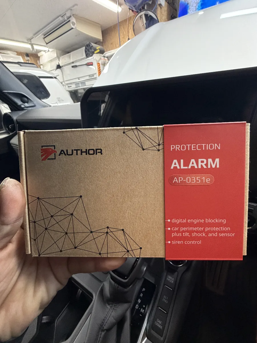 オーサー ALARM(イグラアラーム) は、ただ音で威嚇するだけではなく、トヨタ ランドクルーザー 250 250W を「動かされにくくする」ことまで考えたデジタルカーセキュリティです。普段は純正キー感覚で使いやすく、必要な場面ではしっかり盗難対策として働くので、毎日乗る車でも無理なく導入しやすいのが大きな魅力です。
このモデルは、配線を切って大きく車を変える考え方ではなく、車両側の通信を使って始動やシフトを制御できるのがポイントです。特にランドクルーザー250 のように盗難対策を重視したい車種では、エンジン始動だけでなく、車両をその場から動かしにくくする考え方が安心感につながります。さらに、立体駐車場やフェリー、点検・洗車時などに便利なセンサーバイパス機能 もあり、誤作動への不安を抑えながら使いやすさもきちんと残せます。
カーセキュリティは、商品名だけではなくどこまで車種に合わせて確認し、どう組み上げるかで満足度が変わります。ログオン では、使える機能の確認はもちろん、普段の駐車環境や使い方まで見ながら、必要以上に不便にならないよう施工と設定を詰めていきます。見えない部分の仕上がりまで含めて、導入後に「付けてよかった」と思える状態にすることが、専門店に任せるいちばん大きな意味です。