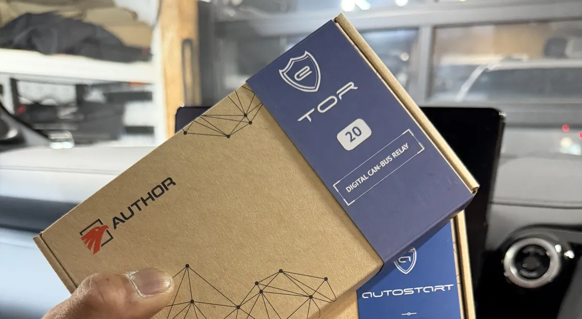 🚗✨ トヨタ ランドクルーザー 300 オーナーの皆さま!今回は、安心感を倍増させる『TOR(ティーオーアール)』をご紹介します!🔒 このTORは、最新のデジタルカーセキュリティ「IGLA」と連携して、あなたの愛車を二重で守ってくれる心強い仲間。なんと、デジタル防御に加えてアナログブロッキングも実現!これで、エンジンを完全に始動不能にする、まさに「ダブルセキュリティ」というわけです。🚧 TORの特徴は、IGLAとは違って有線接続しないところ。デジタルネットワークをしっかり監視しながら、万が一の場合にはTOR自らアナログ回路を切断してしまいます。これによって、万が一IGLAが無効化されてもTORがしっかりと動き続けてくれるんです。まさに「IGLAが倒れても、最後の砦としてTORが守る」構造ですね!🛡️ さらには、従来のアナログセキュリティの弱点も克服!親和性の高い純正キーレスとの連携もバッチリ。だから、誤作動の心配もなし。利便性を損なうことなく、圧倒的な防御力を手に入れられますよ。🔧 すでにIGLAを装着しているお車にも後付け可能!このTORを追加することで、さらなる安心をゲットしちゃいましょう。どんな最新の盗難技術にも対応できるこのTOR。愛車を本気で守りたい方には必須のアイテムです。「IGLAをインストールするなら、TORで最強に仕上げる」これが今のトレンドですよ!💪✨ さあ、あなたのランドクルーザーを最強の防犯体制で守りましょう!🛡️🚘