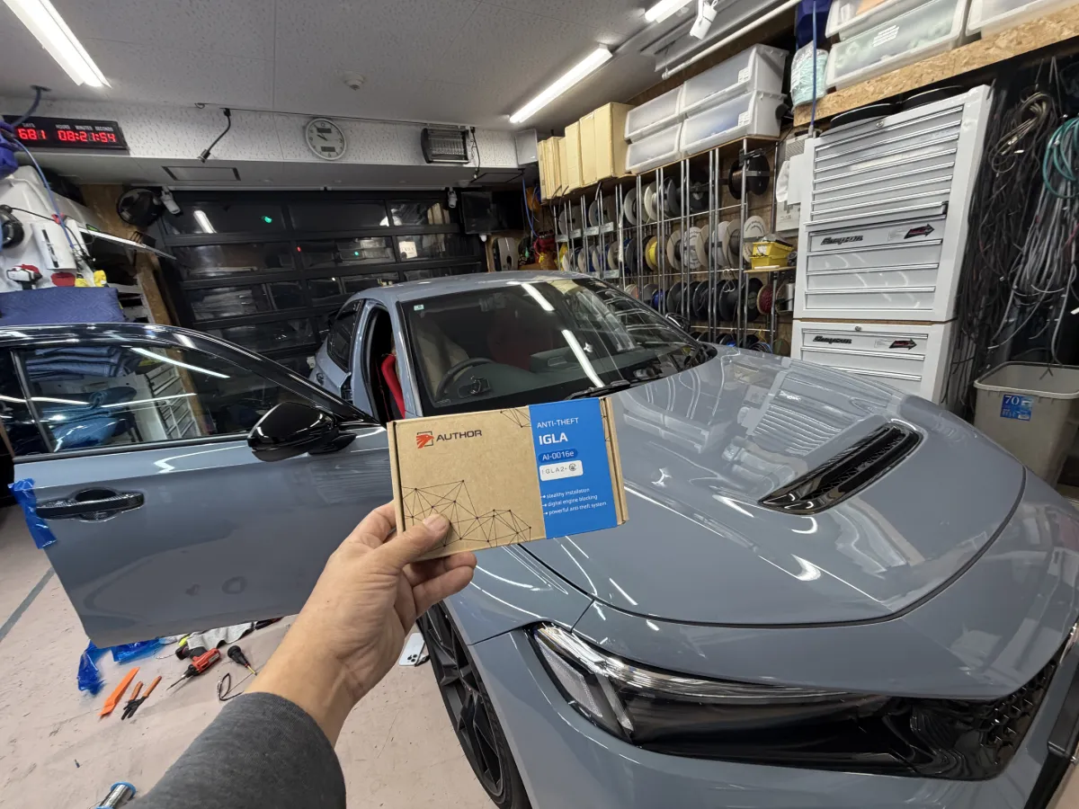 🚗🔒 **安心のカーセキュリティ、IGLA JP+のご紹介です！** 🔒🚗愛車ホンダ シビックタイプアール FL5をしっかり守りたいあなたにピッタリのアイテム、それが「IGLA JP+」！このデジタルカーセキュリティ本体は、最先端の盗難手口にも対応した強力なシステムです。### 1️⃣ 強力なデジタルセキュリティリレーアタックやCANインベーダーに有効。物理的なダメージはなく、コンピューターで安心・安全に車を守ります。### 2️⃣ 普段通りの使い勝手エンジンを始動するには専用キーフォブが必須！でも、普段の操作は全く変わりません。さらに、スマホアプリでも認証できるので、とっても便利ですね！### 3️⃣ 日常生活をサポート駐車時には自動でパワーウィンドウを閉じてくれるクロージャー機能も搭載。忘れ物の心配が減りますよ！### 4️⃣ 拡張性が高いIGLA単体でも十分な防御力ですが、他のオプションと組み合わせることで、より強力なシステムが構築可能。予算を抑えながら安心を手に入れたい方にぴったりのエントリーモデルです。### 5️⃣ コストパフォーマンス抜群「本格的なセキュリティが欲しいけど、予算が…」そんなあなたに！IGLA JP+なら、簡単に導入できて確かな安心が得られます。さあ、愛車をしっかり守るためにIGLA JP+をぜひ検討してみてください！💪✨