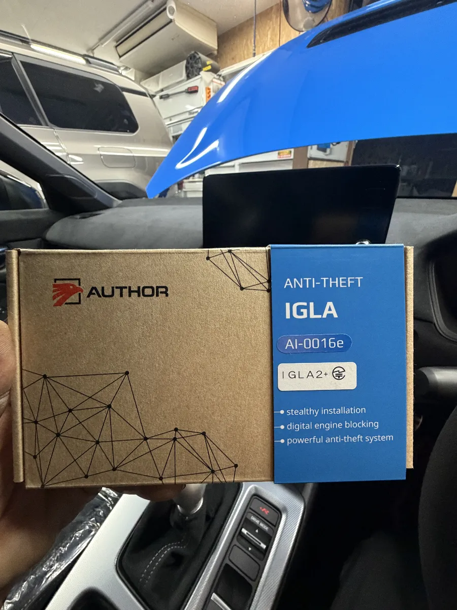 ホンダ シビックタイプアール FL5には、AUTHORのIGLA JP+にTELE COMPASSを組み合わせた構成でご依頼いただきました。狙われやすい車だからこそ、ただ警報を鳴らすだけではなく、エンジン始動そのものをしっかり制御できる対策が大きな安心につながります。普段の使い勝手を大きく変えずに、乗る人には自然で、狙う側には厄介な状態を作れるのがこの組み合わせの強みです。
IGLA JP+は車両側に合わせた施工で違和感なく機能させることが大切で、シビックタイプアール FL5のように車両価値が高く、日常使いもしやすいモデルほど相性の良さが効いてきます。さらにTELE COMPASSを加えることで、万一の際の状況把握にもつなげやすく、見えない部分の安心感がしっかり増します。スキャナーや車種専用パーツも含めて、見た目だけでなく実用面まで整えた内容です。
ログオンでは、ただ商品を付けるのではなく、車種ごとの特性を見ながら配線処理や仕上がり、操作面まで含めて使いやすくまとめています。導入後に「面倒だから使わなくなる」ことがないよう、安心と使いやすさのバランスまで整えているので、FL5をきちんと守りたい方には納得感の高いセキュリティ対策になってくれます。
