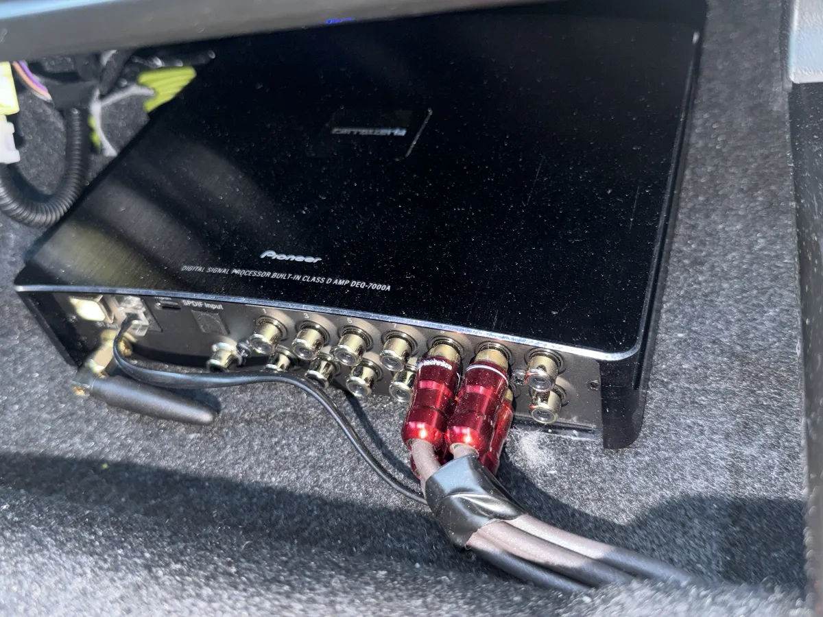 🚗✨ こんにちは!今回は、スズキ ジムニー JB64にピッタリな商品をご紹介します。こちらは「8ch DSPAMP DEQ-7000A」!純正のオーディオシステムをそのまま活かしつつ、音質を大幅にアップグレードできるデジタルプロセッサーです。交換不要で、簡単に取り付け可能なので、音楽体験が一新されますよ!スマホやPCから簡単にサウンドの調整ができる「DSP Controller」アプリにも対応。タイムアライメントやEQ調整など、プロ顔負けのチューニングが楽しめます!さらに、ハイレゾ音源にも対応しているので、クリアな音質をお楽しみいただけます。8チャンネルのハイパワーClass Dアンプを内蔵しており、迫力ある音を提供。取り付けもコンパクトなので、シート下やラゲッジスペースにすっきり収まります。もし、純正ナビを使いながらも音のクオリティを求める方、また、スピーカー交換後に音質に満足できない方には特におすすめの商品です!「音楽体験を変える」のがDEQ-7000Aの目指すところ。あなたのジムニーを、最高の音楽空間に変身させちゃいましょう!🌟