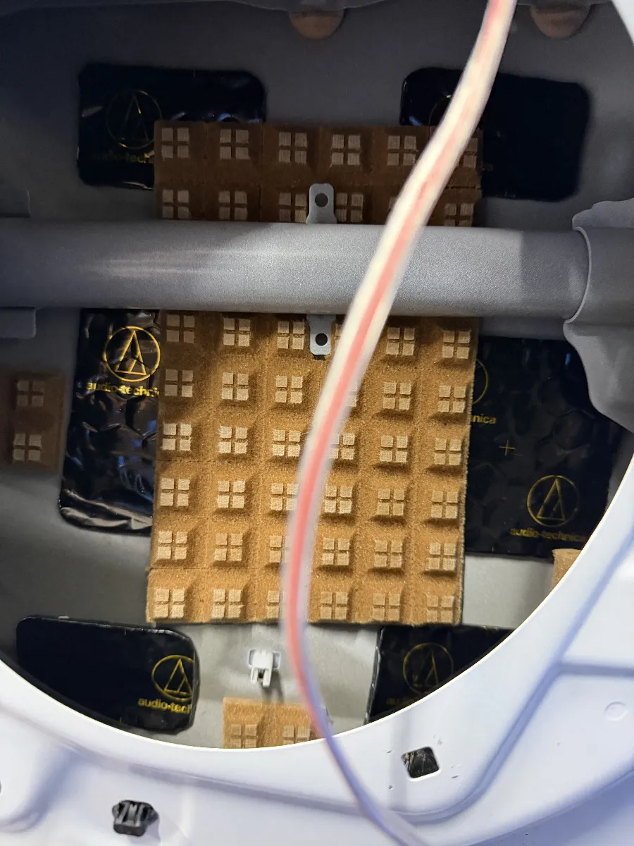 こんにちは！今日はトヨタのクラウンクロスオーバーに取り付ける「スピーカー裏拡散材」をご紹介します！この拡散材はスピーカーの背面に使うことで、音質を劇的に向上させる役割を果たします。実は、スピーカーの背面は音質に大きく影響する重要なポイントなんです。もし何も対策をしないと、スピーカーから生まれた音がうまく伝わらず、音が歪んでしまうこともあります。そこで、このディフュージョン素材の出番！音波をランダムに散らすことで、スピーカーの動きを正確に反映し、クリアで深みのある音質を実現します。音波の乱反射が、スピーカーのパフォーマンスを最大限に引き出してくれるんです。音質を徹底的に追求している方にこそ、必見のアイテム！ドライブ中の音楽体験がまるでスタジオで聴いているかのように、リアルで迫力あるサウンドに変わります。今こそ音質に革命を起こすチャンスです。最高の音楽体験を手に入れましょう！