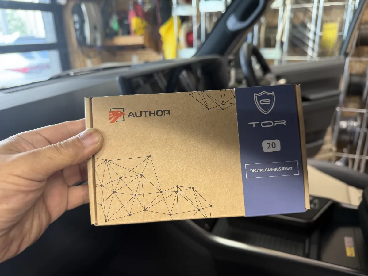 レクサス GX VJA252Wのように盗難対策をしっかり考えたい車では、オーサーのTORはただの追加装備ではなく、IGLAと組み合わせて守りを一段深くできるのが大きなポイントです。デジタル制御だけに頼らず、別の考え方で始動を止める仕組みを重ねることで、より動かされにくい状態を作りやすくなります。
強いセキュリティほど気になるのは、実際の使い勝手だと思います。TORはIGLAと組み合わせる前提のユニットなので、しっかり対策しながらも普段の使いにくさを増やしにくいのが魅力です。家族も使う車、日常的に乗る車でも、無理なく続けやすい構成にしやすいのは大きな安心感につながります。
また、こうした製品は本体だけで差が決まるものではなく、車種ごとの条件に合わせた施工の組み立て方がとても重要です。ログオンでは、レクサス GX VJA252Wの特性や使用環境も踏まえながら、目立たせず、使いやすく、後から不安が出にくい形で仕上げていきます。見えない部分まで丁寧に整えることで、付けた後に「やっておいてよかった」と感じやすい対策になります。
