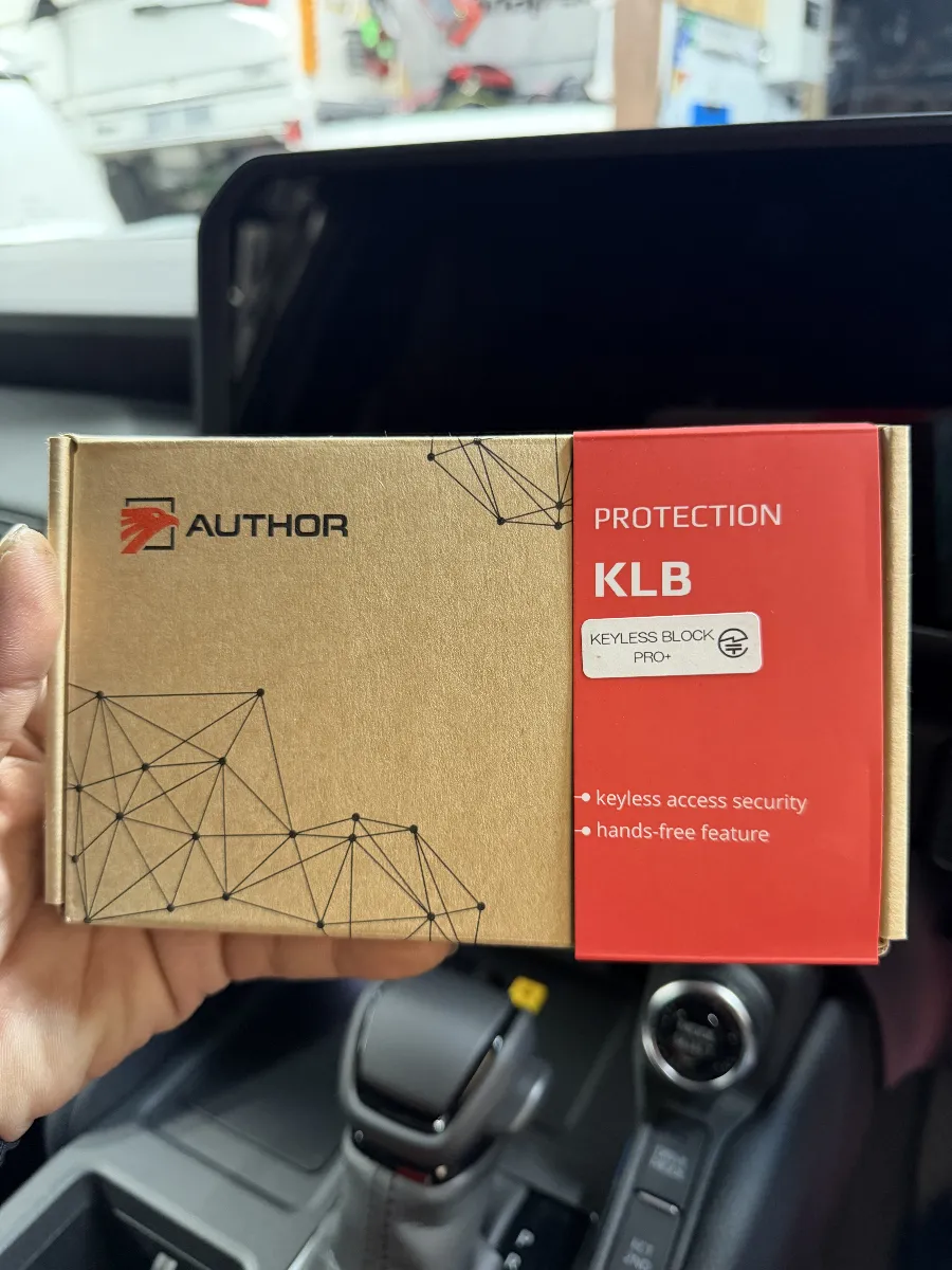 AUTHOR KEYLESS BLOCK JP+ は、スマートキーの便利さをあまり崩さずに、トヨタ ランドクルーザー 250 250W の日常的な不安を減らしやすいセキュリティです。
ロック後に車両側の受け付けを制御することで、解錠の入口に備えを加えつつ、認証なしでは始動しにくい状態まで持っていけるのがポイント。見た目を変えずに対策を進めたい方には、かなり相性のいい内容です。
こういう商品は、付ければ同じというわけではありません。
ランドクルーザー250 のように車両側の機能や使い方とのバランスが大事な車は、普段の操作感をなるべく崩さず、必要なところだけきちんと押さえる組み方が大切です。見えない部分のまとめ方や動作確認まで含めて整えておくと、毎日の使いやすさも変わってきます。
防犯対策は、強そうに見えることより、実際に無理なく使い続けられることが大事です。
KEYLESS BLOCK JP+ は、そのあたりを現実的に組みやすいのが良いところ。車種との相性や運用面まで見ながら進めることで、あとから扱いにくさが出にくい形にまとめやすくなります。