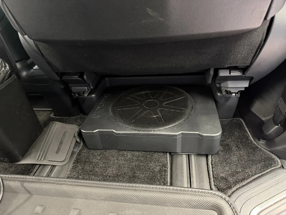 トヨタ グランエース GDH303W に KICKER HS10 をリアラゲッジへ設置する内容です。
HS10は、ロングセラーのHS8より余裕を持たせたチューンナップウーファーで、広い車内でも低音の土台を作りやすいのが良いところです。
低音というとドンドン鳴らすイメージを持たれがちですが、きちんと合わせると曲全体に厚みが出て、音量を上げなくても音楽の支えが分かりやすくなります。
特にグランエースのような室内空間の広い車では、低域が足りないと音が軽く感じやすいので、ここを補うと聴いた時の印象がかなり変わります。
・リアラゲッジ設置でスペースを活かしやすい
・付属リモートベースで低音量の調整がしやすい
・低音だけが目立たないよう、車内に合わせた調整が大事
こういうウーファーは、置いて鳴らせば終わりではなく、設置場所や配線処理、フロント側とのつながりで聴こえ方が変わります。
強く鳴らしすぎず、でも物足りなくならないところに合わせていくと、普段聴いている曲のリズムや厚みが気持ちよく出てきます。
