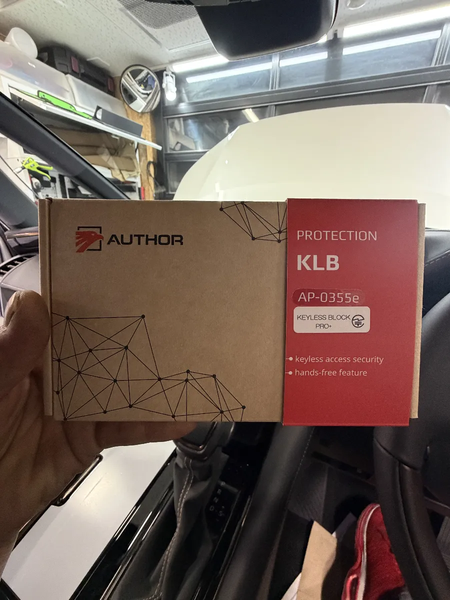 🚗🔒【トヨタ アルファードにおすすめ!KEYLESS BLOCK JP+】🚗🔒最新の盗難手口からあなたの愛車を守る、次世代セキュリティシステム「KEYLESS BLOCK JP+」をご紹介します!今やスマートキー車両は盗難のターゲットになりがち。特に「リレーアタック」や「CANインベーダー」といった手口は、純正のセキュリティだけでは対抗しきれないことが増えています。大切なアルファードを守るためには、“後付けの防御層”が必須です。💡【KEYLESS BLOCKの特長】- **リレーアタック完全遮断**: スマートキーでロックしたあと、車両が電波を一切受け付けない状態に。盗難ツールを使ってもドアは開きません。- **CANインベーダー対策**: トヨタ・レクサスの車両に多いCAN経由の攻撃にも対応。最新の安全対策が施されています。- **エンジン始動ブロック**: 認証がなければ、ドアが開けられてもエンジンはかかりません。- **柔軟な認証方式**: 専用キーフォブやスマホ認証にも対応。純正キーの操作感もそのままで快適です。当店では、このKEYLESS BLOCKをIGLAと同時に取り付けることを強くおすすめしています!操作性が向上し、さらなる防御力の強化が実現します。作業効率が高いため、コスト面でもお得に施工が可能です。大切なアルファードを確実に守るために、この機会にぜひご検討ください。セキュリティ強化は、安心・安全なカーライフの第一歩です!