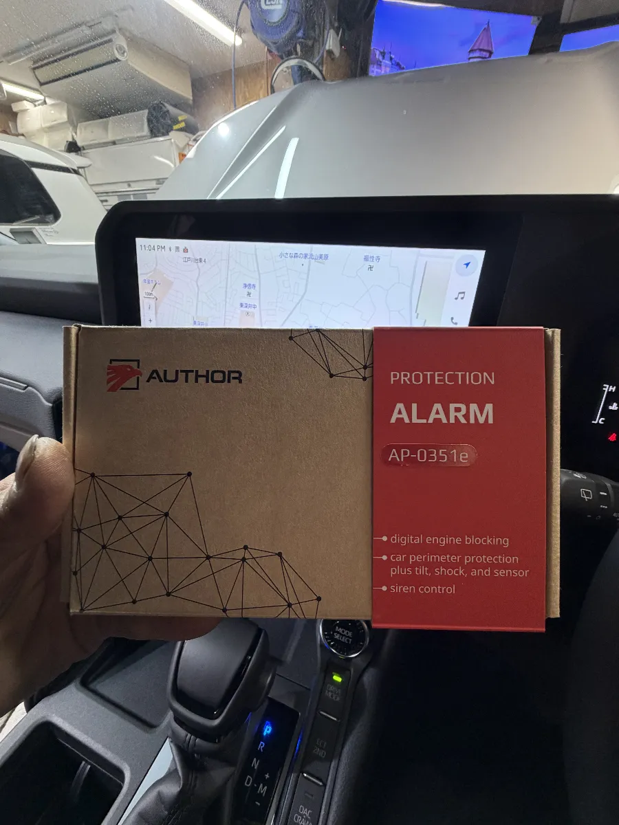 トヨタ ランドクルーザー 250 250Wのように盗難対策をしっかり考えたい車両には、オーサーのALARM(イグラアラーム)がかなり現実的です。警報だけで終わらず、車両側の制御を使ってエンジン始動やシフト操作まで抑えられるので、ただ音で威嚇するタイプより一歩踏み込んだ安心感につながります。
普段使いで不便になりそう、誤作動が心配、という不安もこのモデルは配慮されています。センサーバイパス機能があれば、立体駐車場やフェリー、点検・洗車時など一時的に揺れや傾きの反応だけを外すことができ、必要なときだけ使えて次回アンロックで自動復帰します。守りは残しつつ、使い勝手を崩しにくいのが大きなポイントです。
こうしたデジタルセキュリティは、製品そのものだけでなく車種ごとの適合確認や取付、設定の詰めがとても重要です。ログオンではランドクルーザー 250 250Wに合わせて、使える機能や純正装備とのバランス、納車後に困らない操作性まで見ながら仕上げるので、付けたあとに「使いにくい」を感じにくく、日常でも自然に使える盗難対策として導入していただけます。