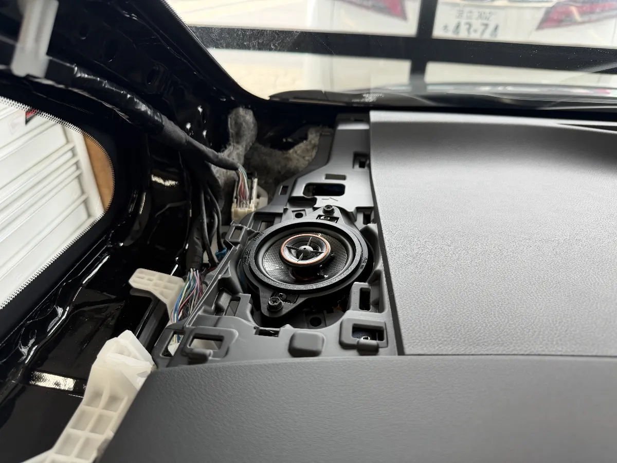 いつもの曲の声が、もう少し前に出てきます
トヨタ アルファード 6AA-AAHH40W4#系の中でも、40アルファード・ヴェルファイア Z・Xグレードに合わせた専用スピーカーキットが、KICKER OGPAA-40ALVE・2です。
ダッシュボードとフロントドアまわりを車種専用設計で交換できるので、純正の雰囲気を大きく崩さずに、フロント側の音を整えやすい内容になっています。
このキットの良いところは、ただ音を派手にする方向ではなく、普段聴いている曲のボーカルの輪郭や細かい音の抜けが分かりやすくなるところです。
40アルファードのように室内が静かで上質な車だと、スピーカー交換後の変化も意外と分かりやすいです。音量を無理に上げなくても、声や楽器が埋もれにくくなるので、通勤や送迎の時間でも気持ちよく使いやすいと思います。
また、テレマティクスサービス対応コネクター付き端子を採用しているため、コネクトやオペレーターサービスなどの純正機能とのつながりにも配慮されています。
さらに純正状態へ戻しやすい構成なのも、専用キットらしい安心材料です。見た目や使い勝手はなるべくそのまま、でも音はもう少し良くしたい。そんな方には入りやすいスピーカー交換です。
ただ、スピーカーは商品を替えれば終わりではありません。内装の外し方、固定の仕方、配線処理、組み上げの丁寧さで、あとから聴いた時の印象が変わります。
ログオンでは、車両側の状態や普段の使い方も見ながら、無理なく良い方向へ持っていけるように施工しています。まずは純正オーディオから一歩進めたい方にも、今後のシステムアップを考えている方にも、相談しやすい内容です。
