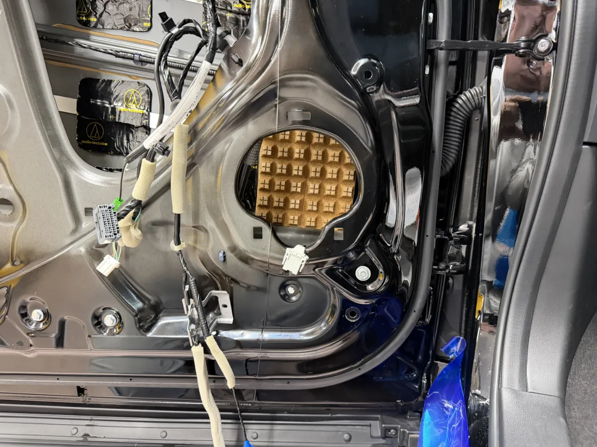 ホンダ オデッセイ RC系後期オーナーさんへ — ログオンオリジナルの「スピーカー裏拡散材」です!ポイントをカンタンに- スピーカーの“裏側”に働きかける専用素材。スピーカーが前後に動くときに発生する音波をそのまま鉄板に反射させず、ランダムに拡散します。 - その結果、スピーカー本来の動きを妨げにくくなり、音の歪みが減少。クリアで深みのある音が得られます。 - ドライブ中の音楽がスタジオっぽくリアルに聴こえるようになる、音質改善の王道アイテムです。こんな人におすすめ- 音の濁りやスピーカーの“こもり”が気になる方- 純正スピーカーでもワンランク上の音を楽しみたい方- 音質を徹底的に追求したいオーディオ好きの方商品情報- 商品名:スピーカー裏拡散材(ログオンオリジナル) - 対象車種:ホンダ オデッセイ RC系後期 にマッチ - 数量:1取り付けや効果の相談もお気軽にどうぞ。音の違い、ぜひ体感してみてください!
