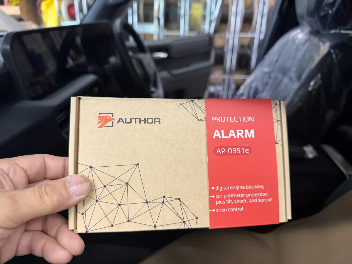 オーサー ALARM(イグラアラーム) は、警報を鳴らすだけで終わらないのがいいところです。トヨタ ランドクルーザー 250 250W のように日常でもしっかり使う車だからこそ、普段の扱いやすさを崩さずに防犯面を底上げできるのは大きいです。
このモデルは、車両側の通信を使った制御に対応していて、見た目を変えずに対策を組みやすいのもポイントです。さらに、対応条件が合う車両ではシフトロックのような実用性の高い制御も使えるため、ただ音や光で知らせるだけではない、もう一歩踏み込んだ対策につながります。ランドクルーザー250のような車種では、こういう見えない部分の組み立て方を雑にしないことが大事です。
もうひとつ便利なのが、状況に合わせて一時的にセンサー反応を調整できる機能です。立体駐車場やフェリー、点検時など、誤作動を避けたい場面でも使いやすさを残しやすい。防犯装置は強ければいい、ではなく、毎日ちゃんと使えることが大切です。
ALARM(イグラアラーム) は商品単体でも魅力がありますが、実際の使い勝手は車種ごとの確認や設定の詰め方で印象が変わります。ログオンでは、機能の有無だけを見るのではなく、ランドクルーザー 250 250W で無理なく使える形まで整理しながら仕上げていくので、導入後に戸惑いにくいセキュリティを考えたい方には相性のいい内容です。