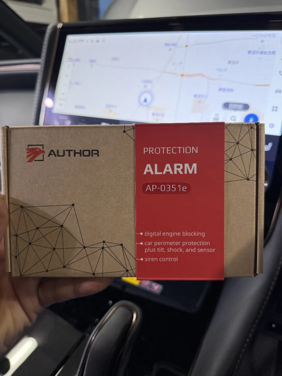 **オーサー ALARM(イグラアラーム)**は、警報を鳴らすだけで終わらないのが良いところです。
トヨタ ヴェルファイア 6AA-TAHA4#系のような新しい車両では、普段の使いやすさを崩さずに盗難対策を組みたいという方が多いですが、このモデルはそのバランスが取りやすい1台です。
センサーを一時的に止められる機能があるので、立体駐車場やフェリー、点検時などでも扱いやすいのが実用的です。さらに、車種によってはシフト制御を含めたデジタルブロックにも対応するため、見た目を大きく変えずに対策を組みやすいのもポイントです。こういう部分は、ただ商品を付けるだけではなく、車両との相性や使い方まで見て組んでおくことが大事です。
カーセキュリティは、機能表だけ見ても分かりにくいことが多いです。
だからこそヴェルファイアでどう使うか、どこまでの対策が必要かを整理しながら進めると、導入後も無理なく使いやすい形にまとまります。普段乗る車だからこそ、このあたりはきちんと合わせておきたいところです。
