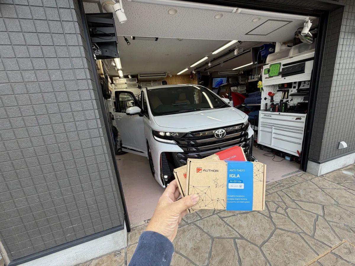 IGLA JP(イグラ2+)再取り付け工賃 — トヨタ アルファード(6AA‑AAHH40W4#系)既に取り外してあるIGLA 2+ユニットの再取付け作業の工賃です。配線・本体固定・ユニットの学習(車両登録)・動作確認・リセットまでを含め、安心してお乗りいただける状態に仕上げます。作業時間の目安は車種や作業内容によりますが約1〜3時間程度。 ※コネクタ破損や追加部品、ECUのコーディング/スキャンが必要な場合は別途費用がかかることがあります。持込OKです。 ご予約・ご不明点はお気軽にログオンまでどうぞ!