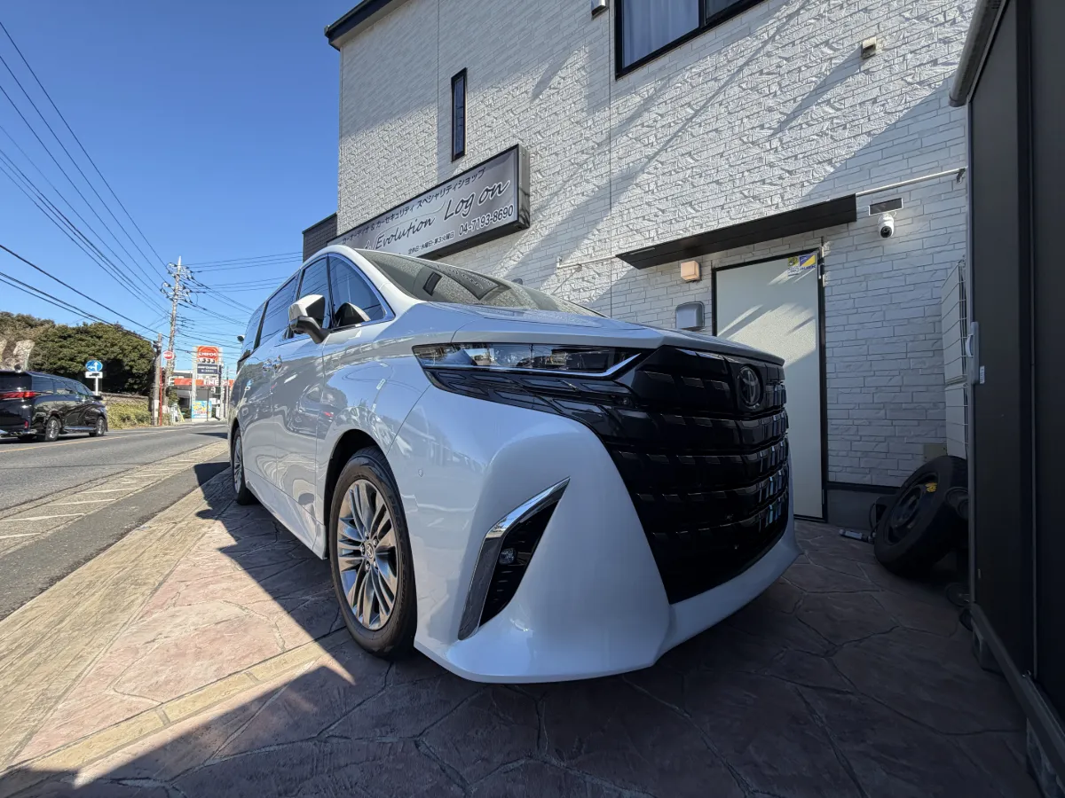 今日ご紹介するのはTOYOTA ALPHARD 6AA-AAHH40W4#系のカーセキュリティインストールです。