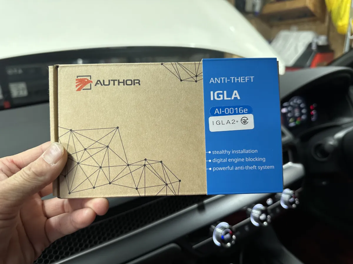 今日ご紹介するのはHONDA CIVIC TYPE-R FL5のカーセキュリティインストールです。