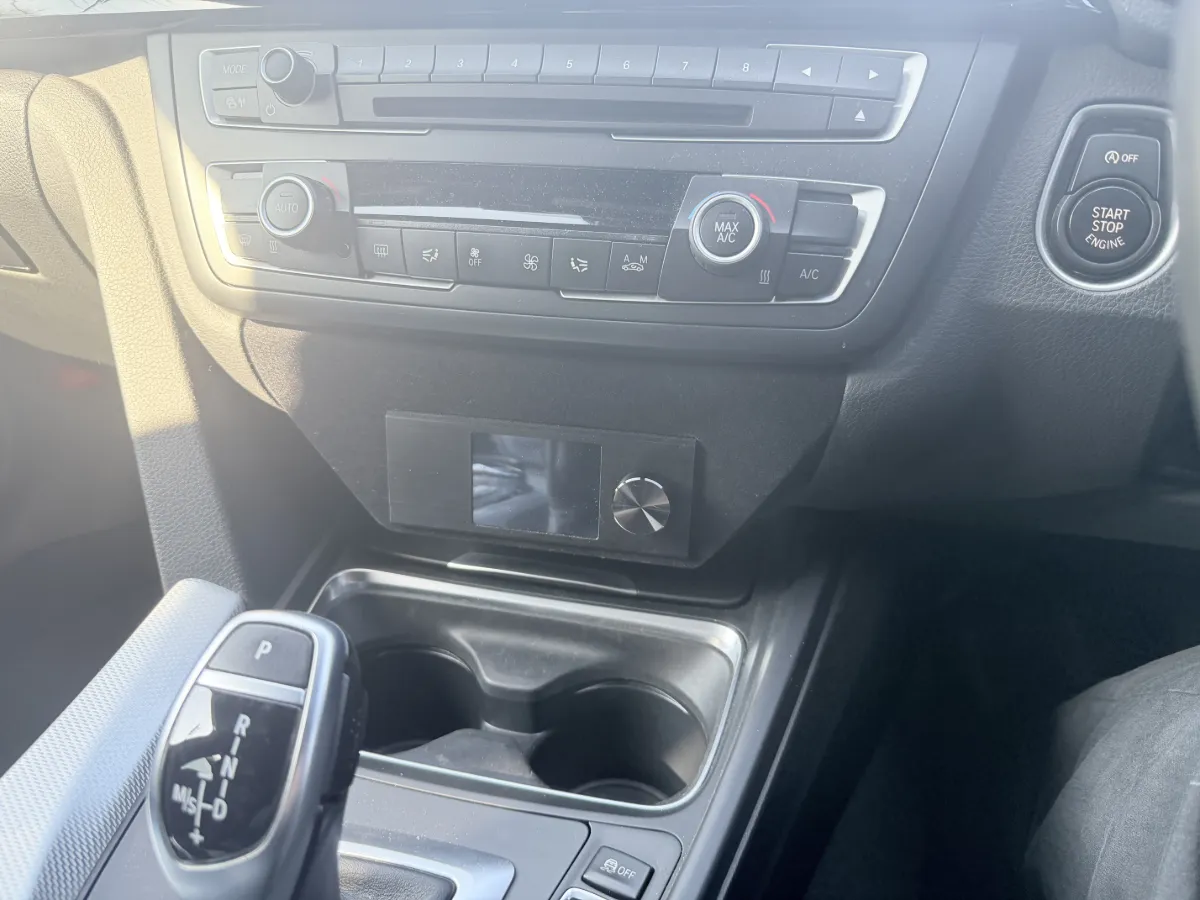 BMW 1シリーズ(F20)にぴったり収まる、操作性と質感にこだわったリモートコントローラー「ダイレクター(HELIX DIRECTOR/URC-2A・RTA)」。2.8インチのタッチスクリーンと切削アルミ製の高品質ノブで、見た目も触り心地も一段上です。指先ひとつでマスターボリュームやサブウーファーのレベル調整、外部入力の切替、セットアップメモリーの呼び出しまで直感的に操作可能。左右ハンドル車対応の表示上下反転や夜間の視認性を高めるディマー機能も搭載しています。さらに、HELIX DSPなどSCP端子仕様のDSPにアダプター不要で接続できるモデルもあるので、システム構成に合わせて選べます(対応機種は要確認)。設置場所を選ばないスマートな設計で、ダッシュ周りになじむスタイリッシュさ。音作りにこだわる方へ、見た目も機能も満足の一台です。気になる点があればお気軽にご相談ください!