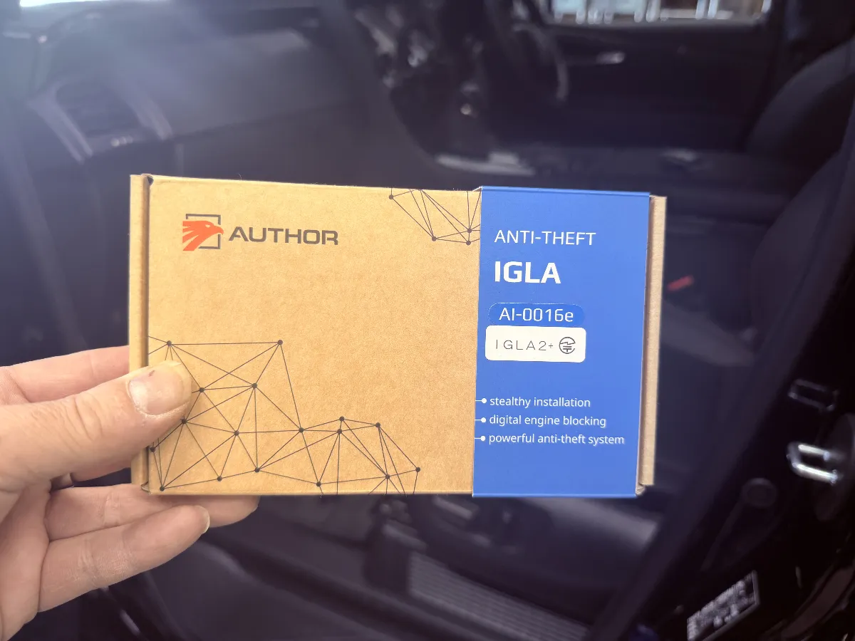 🚗 **トヨタ アルファード 6AA-AAHH40W4#系に最適なセキュリティ装置、IGLA JP+(イグラ2+)をご紹介します！****1. 強力なデジタルセキュリティ**  IGLA JP+は最新の盗難手口に対応したデジタル制御型のセキュリティシステム。物理的なダメージを与えずに愛車をしっかり守ります。**2. 日常の操作はそのまま**  普段と変わらない操作感で使えるのが嬉しいポイント！専用のキーフォブをペアリングしない限り、エンジン始動は不可。スマホアプリでの認証にも対応しており、便利と安全を両立しています。**3. 便利な追加機能**  駐車時にパワーウィンドウを自動閉じるクロージャー機能や、キー複製防止プログラムも搭載。さらに安心感が増します。**4. 柔軟な拡張性**  シングルでの防御力も十分ですが、KEYLESS BLOCK JP+やTOR（運転中ブロック）などと組み合わせることで、さらに強力な防御が可能です。**5. コストパフォーマンスも抜群**  高いセキュリティを実現しながら、エントリーモデルの価格で導入できるのも魅力。予算に限りがある方にもピッタリです。愛車を守るために、IGLA JP+で安心を手に入れましょう！