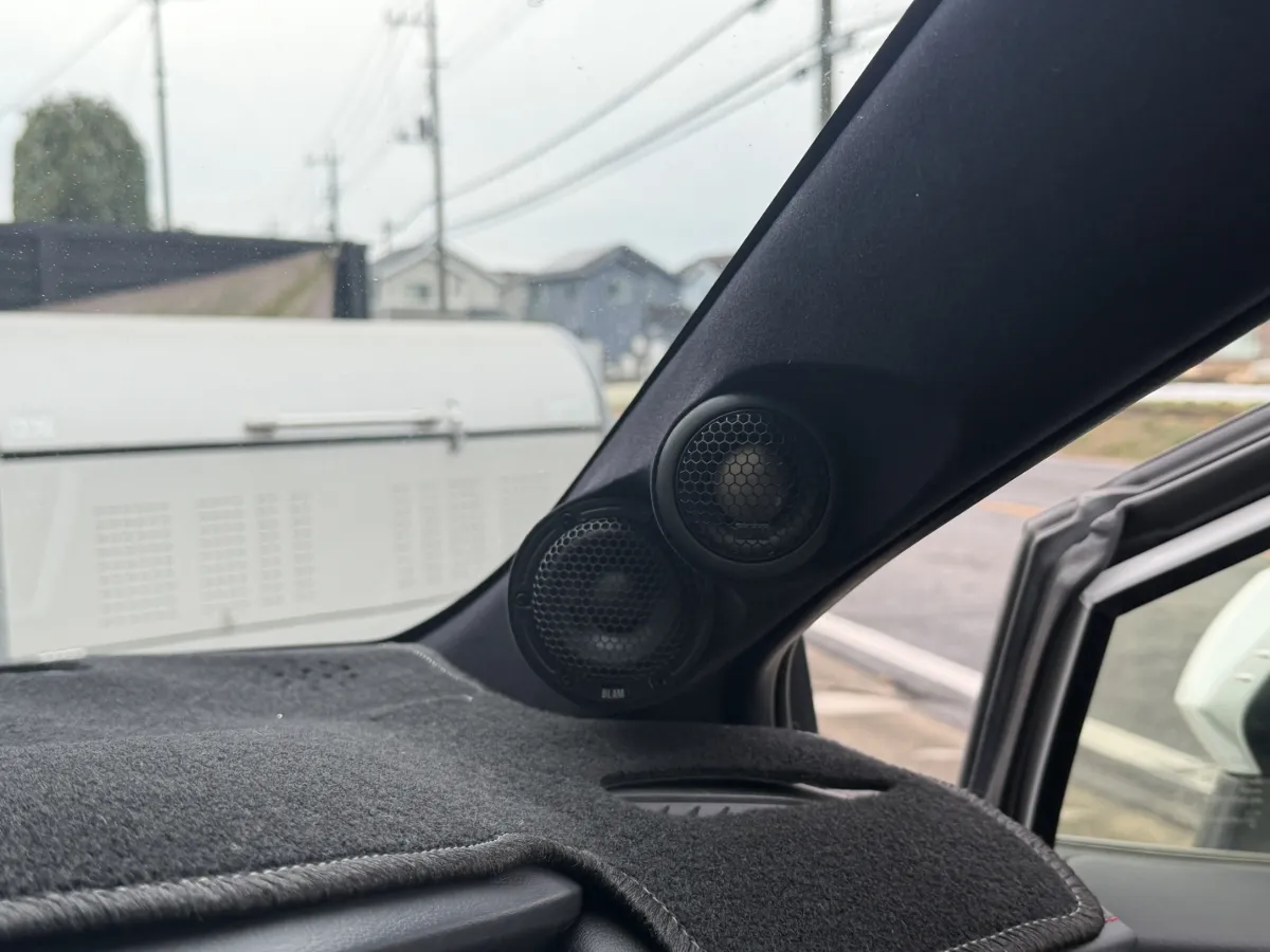 ログオンです!トヨタ カローラスポーツ(ZWE21#/NRE21#)におすすめのスピーカー、BLAM「165S100MGA + S2N50 ワイドレンジ3WAY」のご紹介です。コンパクトながら「音楽の空気感」をしっかり再現してくれる、車内リスニングにベストな組み合わせですよ。ポイントをざっくりまとめると…- 構成:165S100MGA(165mm アルミマグネシウム・ミッドウーファー)+ S2N50(50mm ケブラーコーンのワイドレンジ/フルレンジ)- サウンド傾向:ナチュラルで立体的。中域の厚みと低域の力強さが両立しつつ、ボーカルは生々しく浮かび上がります。高域は抜けが良く、細かい倍音まで再現。- つながりの良さ:S2N50の再生下限が低め(約250Hz付近)なので、ミッドとワイドレンジのクロスが滑らか。2Way〜ハイブリッド3Wayのような自然な繋がりが得られます。- レスポンス:軽量素材採用で立ち上がりが速く、アタック感やシンバルの煌めきなど微細なニュアンスもクリアに再現します。取り付け・調整の実用アドバイス- 推奨クロスオーバー:おおよそ250〜300Hz付近でつないであげると自然です。 - 高域調整:6〜8kHzあたりに軽めのロールオフを入れるとまとまりが出ます(好みによる)。 - 取り付け周り:165S100MGAは箱鳴り対策(デッドニング)をしっかりすると低域の締まりと明瞭感が向上します。 - ステージング:Aピラー近辺に配置するとフロントの立体感がぐっと出ます。こんな方におすすめ- コンパクトな車内でもライブ感・音の厚みを楽しみたい方 - ボーカルやアコースティック楽器のリアリティを重視するリスナー - ブランドの統一感ある音作り(いわゆるフレンチ・ハイファイ)を好む方試聴や実車取付デモもできますので、気になったら気軽に相談ください!車種に合わせた最適な施工・調整で、カローラスポーツのフロントステージをワンランク上げてみませんか?