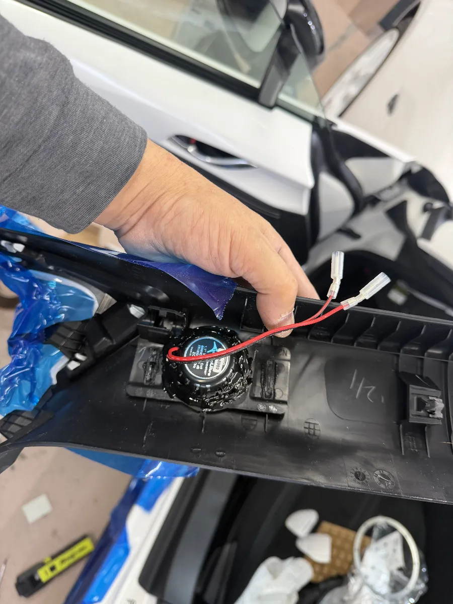 こんにちは！今回はマツダ ロードスターRF NDEにぴったりなスピーカーのご紹介です🎶 商品名は、「ツイーター付属品固定or純正位置交換」。この商品は、スピーカー埋め込み制作カテゴリーに属していて、私たちログオンオリジナルのアイテムです。音質の向上を目指している方におすすめですよ。 もし埋め込み製作を行わない場合、純正のツイーターが装着されている場合は、その中身を交換することが可能です。また、ダッシュボードに直接貼り付けて固定する方法でも取り付けができるので、大幅な加工を避けたい方にも最適です✨ ロードスターRFの音響環境をさらに充実させて、ドライブをもっと楽しみましょう！お問い合わせやご相談があれば、いつでもお待ちしております！