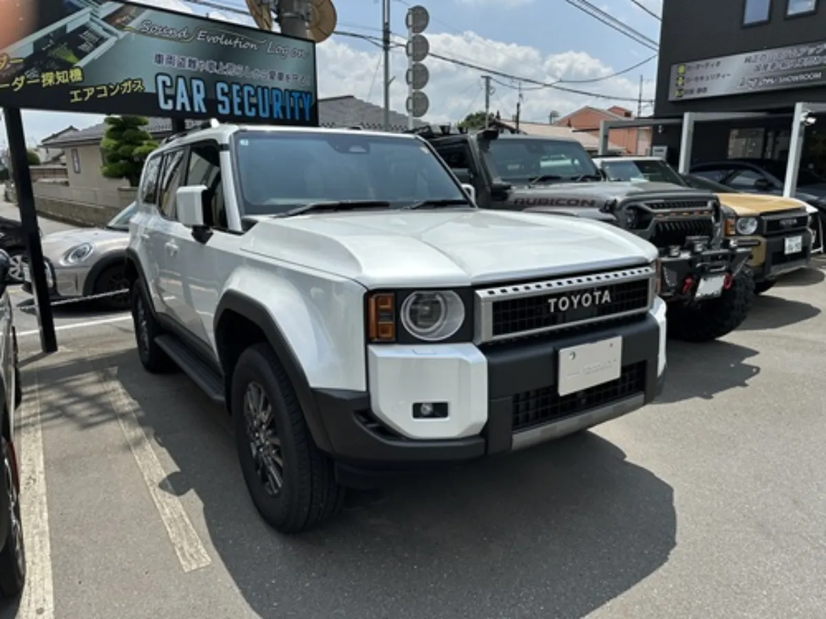 今日ご紹介するのはTOYOTA LAND CRUISER 250 250Wのカーセキュリティインストールです。
