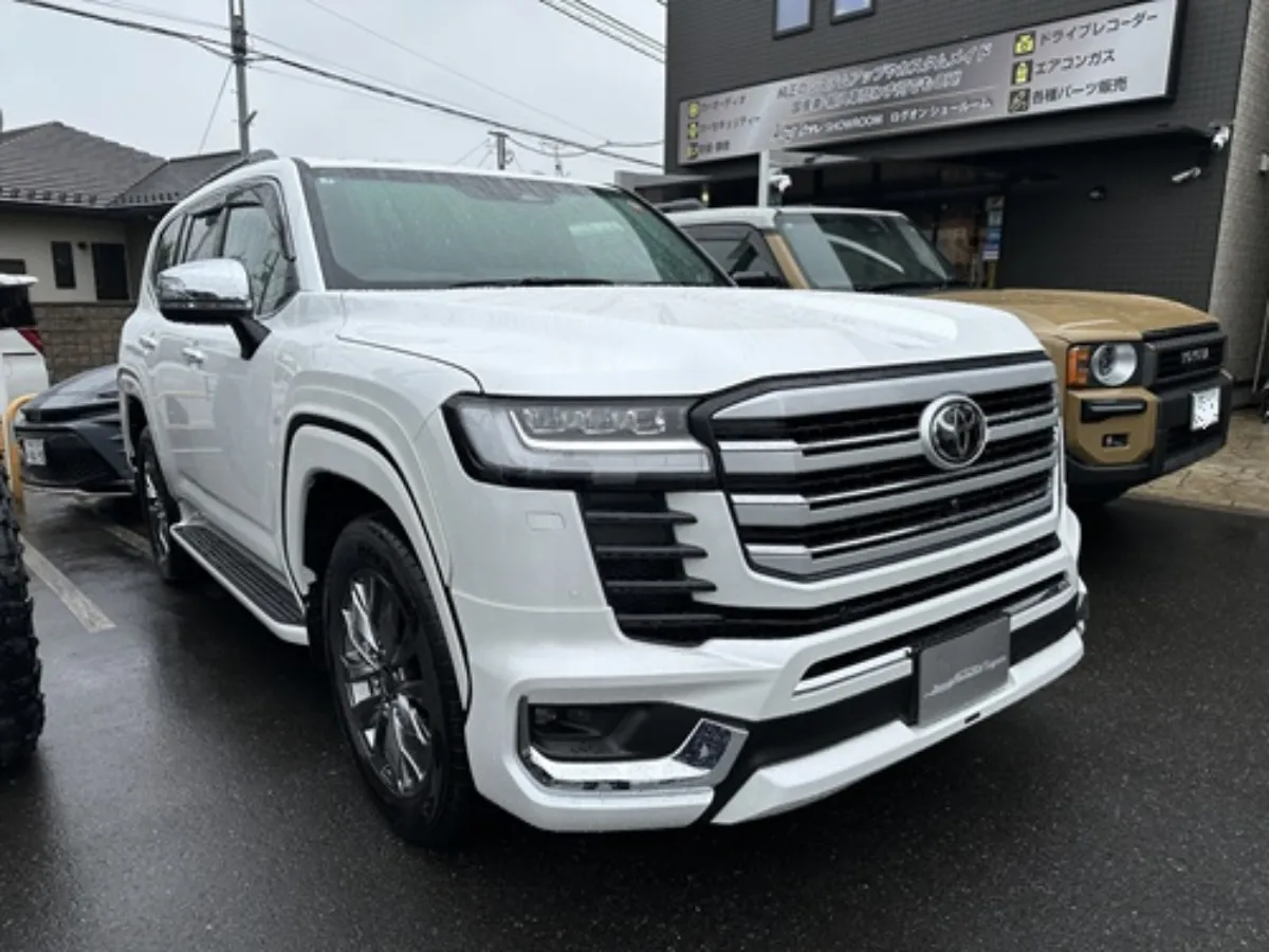 今日ご紹介するのはTOYOTA LAND CRUISER 300 VJA300W  FJA300Wのカーセキュリティインストールです。