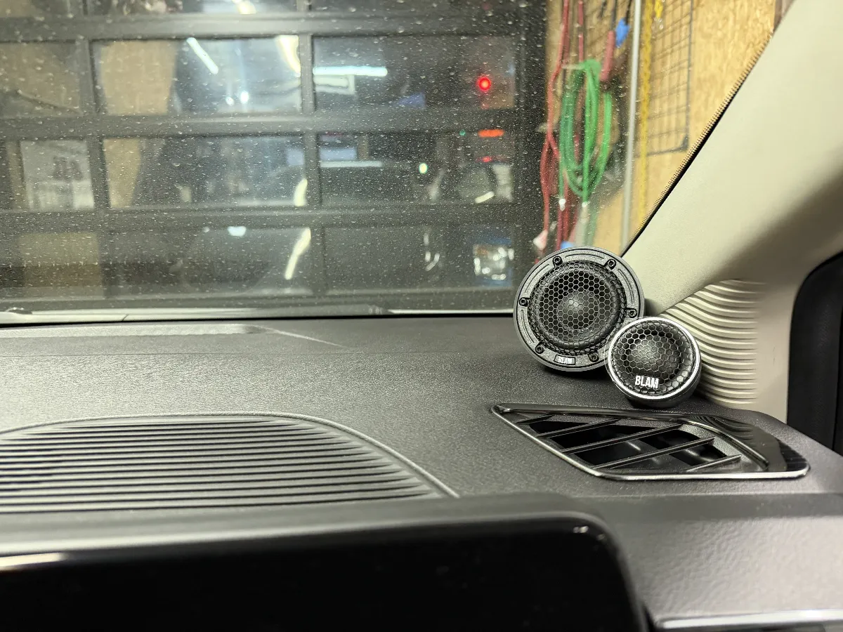 🎶「BLAM LFR52」スピーカーのご紹介です!ニッサンノートE13にぴったりなコンパクト設計なのに、音の奥行きは驚きのクオリティ。52mmの小さなボディから、まるでライブの前にいるかのようなリアルな音場を演出します。このスピーカー、軽量アルミフレームと特殊ファイバーコーンを使っていて、中高域の表現が豊か!音楽の細部まで忠実に再現し、あなたのドライブを音楽の魅力で満たしてくれます。設置も自由自在、ダッシュボードやピラーにもすっきり収まるので、デザイン性もばっちり。音質とスタイルを両立させた「LFR52」で、音楽が生き生きとした空間を楽しみませんか?