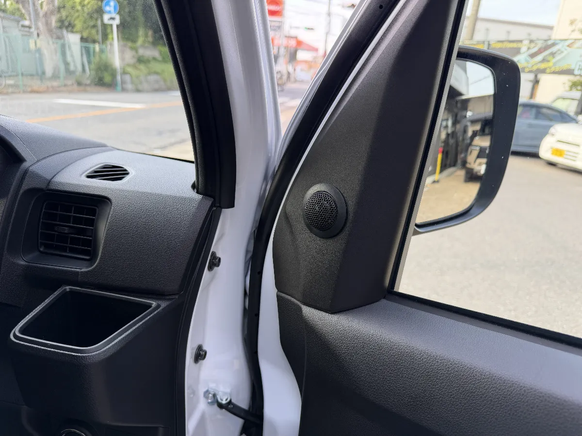 ダイハツ ハイゼットカーゴ S7#0V/W に、GROUND ZERO GZ-GZIC 650FX セパレート2WAYスピーカー は相性を見ながら選びやすいモデルです。ウーファーの取付深さが44mmと薄型なので、ドア内の奥行きが気になる車でもスピーカー交換の候補に入れやすいのがポイントです。
音の方向としては、ただ高音がシャリっと目立つタイプではなく、ボーカルや細かい音が前に出てきて、いつもの曲が少し見通しよく聴こえる感じ。純正スピーカーで音がこもって感じる場合には、変化を感じやすい部分です。
ただ、スピーカーは商品を替えるだけで終わりではありません。ドアへの固定、ツイーターの位置、配線処理、車両側との組み合わせで聴こえ方がかなり変わります。ログオンでは、GZ-GZIC 650FX の良さが出やすいように、車両の状態を確認しながら無理のない取付と音のまとまりを意識して仕上げていきます。