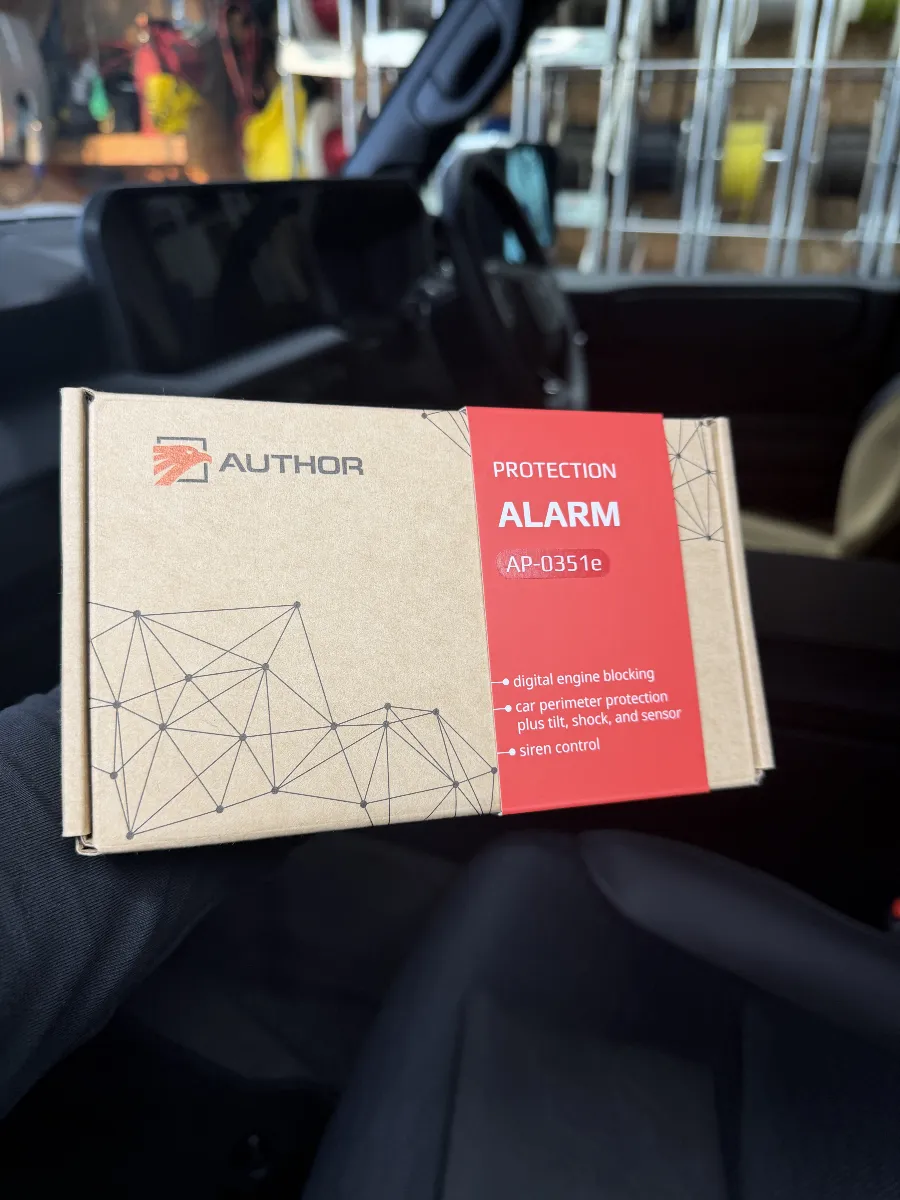 オーサー ALARM(イグラアラーム) は、ただ音で威嚇するだけではなく、トヨタ ランドクルーザー 250 250W を「動かせない状態」に近づけやすいのが大きな強みです。普段は純正キーで自然に使いやすく、必要な場面ではしっかり盗難対策として働くので、使い勝手を崩したくない方にも合わせやすいセキュリティです。
このモデルは、配線を切る方式ではなく車両の通信を使って制御するため、見た目を大きく変えずに対策しやすいのもポイントです。さらに対応条件が合えば、エンジン始動だけでなくシフト操作まで制御できるため、万一の場面でも車両を持って行かれにくい方向へ持っていけます。立体駐車場やフェリー、点検時などでは、必要なセンサーだけ一時的に止められる機能もあり、誤作動への不安を減らしながら使えるのも実用的です。
カーセキュリティは、商品名だけで安心感が決まるものではありません。ランドクルーザー 250 のように車両側の制御確認が重要な車種は特に、どこまで使えるか、どの機能をどう設定するかで満足度が変わります。ログオンでは、普段の駐車環境や使い方まで見ながら、使いにくくならないこと と しっかり守れること のバランスを取って仕上げるので、導入後も不安なく使いやすい状態にまとめやすいです。