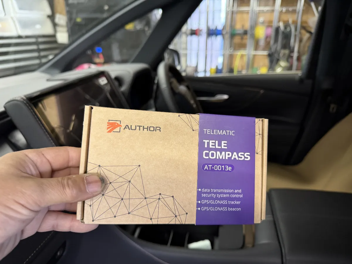 お待たせしました！トヨタ ヴェルファイアにぴったりのセキュリティシステム【TELECOMPASS】のご紹介です。純正GPSが止まっている間に、あなたの愛車が動いているかもしれません。この【コンパス】は、遠隔操作で家族を守る強力なセキュリティです。大切な車は、安心感だけでなく、リアルタイムでの情報提供が鍵です！### 特徴- **高速位置更新**: 最大の魅力は、位置情報の更新速度。必要なときに、必要な精度で、今の状況を把握できます。- **スマホでの管理**: 車両の状態をスマホでチェックでき、セキュリティのON/OFFも操作可能。電圧チェック機能も搭載で、長期間の駐車でも安心！- **家族をサポート**: 家族で共有する車にこそ、このセキュリティは強力です。出先でセキュリティが気になる時も、あなたが遠隔でサポートできるのが魅力です。もしも、あなたが「今の状況をすぐに知りたい」と思ったことがあるなら、コンパスがその不安を解消してくれます。在宅中でも外出中でも、あなたの愛車を見守れる安心感を手に入れましょう。もちろん、通信費として年間約8,000円がかかりますが、その価値は計り知れません。「見えない時間」を減らし、あなたの安全を確保するための投資です。詳しい内容は、ぜひ店頭またはウェブサイトでチェックしてください！