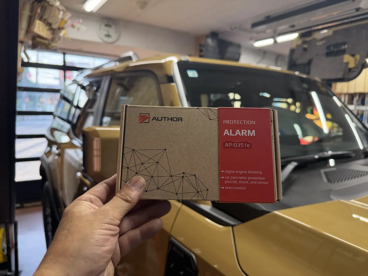 トヨタ ランドクルーザー 250 250W に ALARM(イグラアラーム) を組み合わせると、純正だけではカバーしきれない部分を、車両に合わせたデジタルセキュリティで補いやすくなります。
警報だけに頼るタイプではなく、車両側の通信を使った制御で、盗難対策として現実的に組み立てられるのが大きなポイントです。
ALARM(イグラアラーム) は、日常で使いにくくならないように考えられているのも良いところです。
たとえば機械式駐車場やフェリー、点検時など、揺れや傾きでセンサーが反応しやすい場面では、必要に応じてセンサーを一時的に止められる機能も備わっています。
こういう部分、毎日乗る車では意外と大事です。
ランドクルーザー 250 のように注目度の高い車両は、商品を付けるだけでなく、車両側の仕様確認・純正機能との兼ね合い・普段の使い方に合わせた設定まで見ておきたいところです。
ログオンでは、内装の分解や配線処理、復元の仕上がりにも気を配りながら、使う方が無理なく扱える防犯対策としてご提案しています。