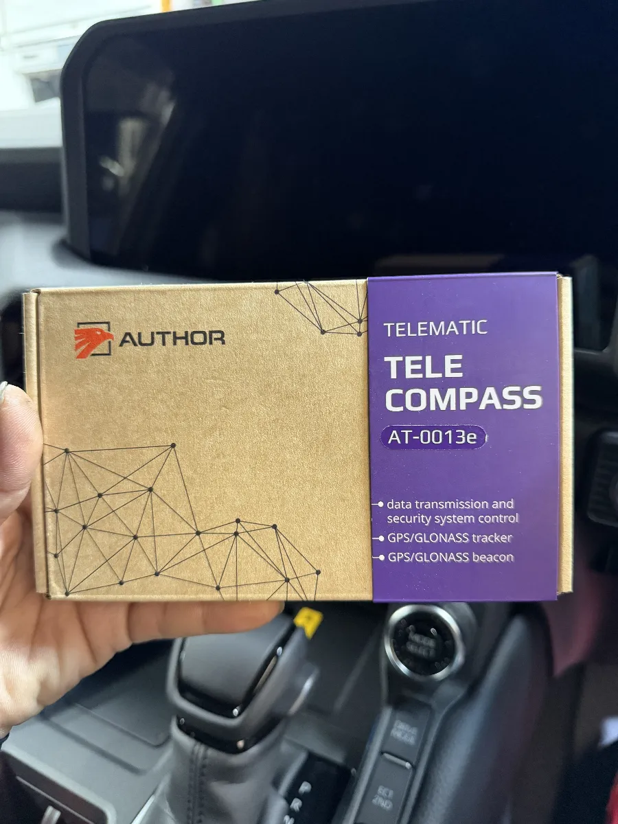 AUTHOR ALARM TELE COMPASSは、車から離れている時間の見えにくさを埋めてくれる通信型のセキュリティオプションです。
トヨタ ランドクルーザー 250 250Wのように、普段使いから長時間駐車まで想定したい車では、あとから位置を見るだけでなく、今の車両状態を手元で確認しやすいことに意味があります。
この商品の良さは、単なるGPS追加で終わらないところです。
スマートフォンから位置情報だけでなく、セキュリティの状態確認や遠隔操作、車両電圧の確認までできるので、使い始めると日常の中でじわっと効いてきます。ご家族で車を共有している場合や、週末中心で乗る使い方にも相性がいいですね。
こういう通信系の装備は、機能表だけ見ても分かりにくい部分があります。
だからこそ、車種との組み合わせや既存システムとのバランスを見ながら、使いやすさまで含めて組んでいくことが大事です。見えない部分の配線処理や、普段ストレスなく使える仕上げまできちんと詰めておくと、導入後の印象はかなり変わります。
派手なパーツではありません。
でも、離れている時にも車の様子をつかみやすいというのは、実際かなり実用的です。防犯面を考えつつ、毎日の使いやすさも崩したくない方には、無理のない強化としてしっかり候補に入る一台です。