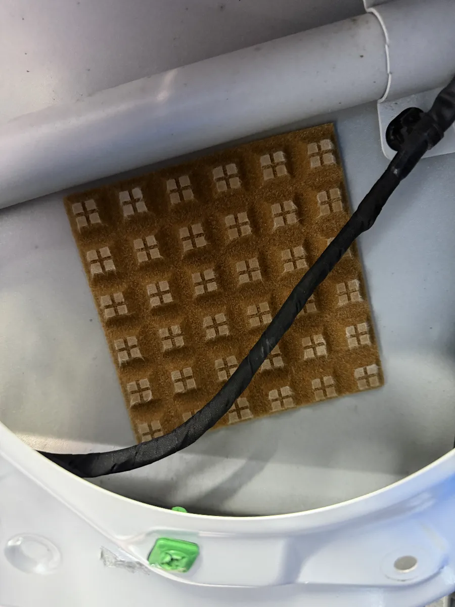 トヨタ ランドクルーザー 250 250Wには、スピーカー裏の空気の暴れを整えるログオンオリジナルのスピーカー裏拡散材が効果的で、ドア内部で音が濁りやすい場面でも、声の輪郭や低音のまとまりがぐっと自然になります。
スピーカー背面に当たる音をランダムに散らす構造なので、鉄板への反射で起きる余計なにごりや歪みを抑えやすく、広く静かな車内空間を持つランドクルーザー 250だからこそ、音の抜けや見通しの良さをしっかり体感できます。
施工はドア内張りを外してスピーカー背面側へ適切に設置する形で、見た目は変えずに音だけを底上げできる、満足度の高い一手です。