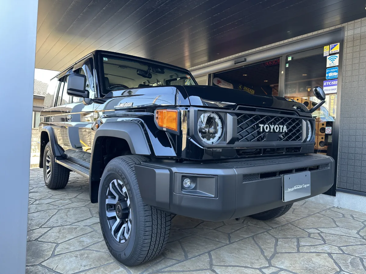 今日ご紹介するのはTOYOTA LAND CRUISER 70 GDJ76Wのカーオーディオ、カーセキュリティインストールです。