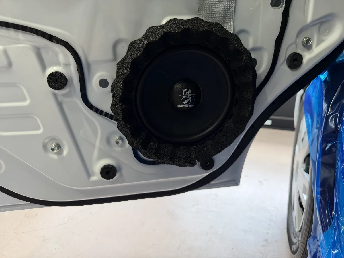 ダイハツ ハイゼットカーゴ S7#0V/W のスピーカー取付で、意外と効いてくるのがスピーカーとドア内張りのすき間処理です。
ログオンオリジナルのサウンドプルーフィングウェーブ は、インナーバッフルでスピーカーを取り付けた時にできるこのすき間を埋め、音がドア内部へ逃げにくいようにするためのデッドニングオプションです。
ここをきちんと整えると、スピーカーの音が内張りの中でぼやけにくくなり、純正グリル側へ出てきやすくなります。
結果として、ボーカルの出方や音の輪郭が分かりやすくなり、余計な内張りの共振も抑えやすくなります。派手なパーツではありませんが、実際の鳴り方にはけっこう関わる部分です。
スピーカー交換は本体だけでなく、どう取り付けて、どう音を前に出すか まで見ておくと仕上がりが変わってきます。
ハイゼットカーゴのように普段使いの時間が長い車こそ、こういう細かい処理を入れておくと、いつもの音楽がより聞き取りやすくなります。