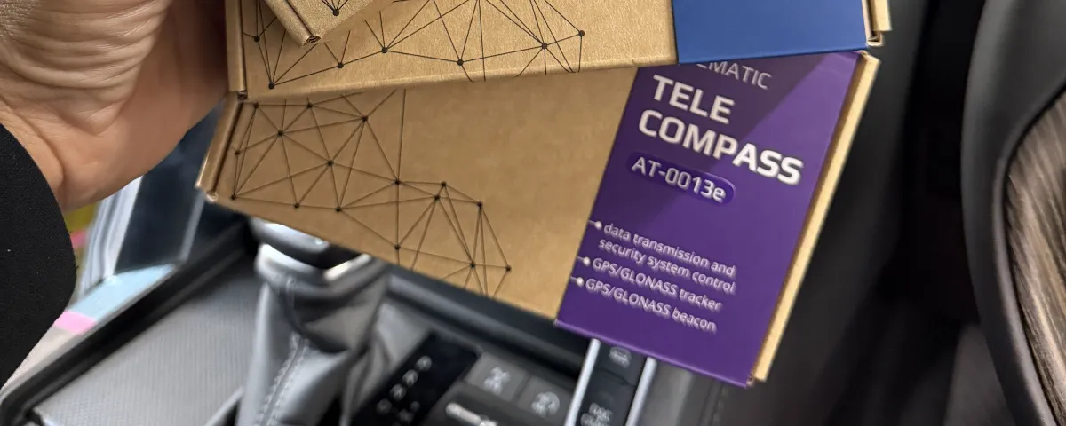 🚗✨「トヨタ ランドクルーザー 300」にぴったりのセキュリティーアイテム、**TELECOMPASS**のご紹介です!✨🚗家族の安全を守るための強力な味方、コンパス。通常の純正GPSは、位置情報が更新されるまでに時間がかかることが多いですが、コンパスはなんと、あなたのスマートフォンでリアルタイムに車両の状態を確認できます👀📱。これは、事故や盗難の際に迅速に対応できるセキュリティーシステムです!🌟**特徴ポイント**🌟- **即時更新**: 位置情報の更新スピードが速く、車が動いているかどうかをその場で確認できます。- **簡単操作**: スマホからセキュリティーのON/OFFができるので、外出先でも安心。- **バッテリー管理**: 車両の電圧もチェックできるので、突然のバッテリー上がりを未然に防ぎます。特に、家族で車を使う方には大活躍する機能が満載。もしもの時、奥様が「セキュリティーこれどうだったっけ?」って心配しても、あなたがスマホで遠隔から助けられるんです!👍❤️💡デメリットもあるけど、長期的な安心を考えると通信費(年間約8,000円)も納得。大切な車を守るための投資、是非ご検討ください!このコンパスで、あなたのカーライフをさらに安心・快適にしましょう!詳しくは、注文ボタンからチェック!🔍✈️