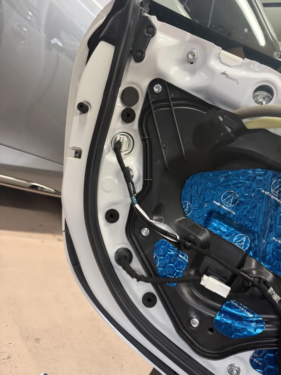 🚗✨「マツダ ロードスターRF NDE」でのカーオーディオ施工内容をご紹介します！使用するのは、ログオンオリジナルの「クリップダンパー」。このアイテム、実はドアの内張りをしっかり固定するためのクリップなんです。ドアの気密性を高め、音質アップに貢献する優れもの！クリップダンパーを使うことで、ドア内の気密性が向上し、防水効果もバッチリ。これでサウンドがよりクリアに、そして快適なドライブをサポートします！お車のドア回りをしっかり整えて、より豊かな音楽体験をお楽しみください♪