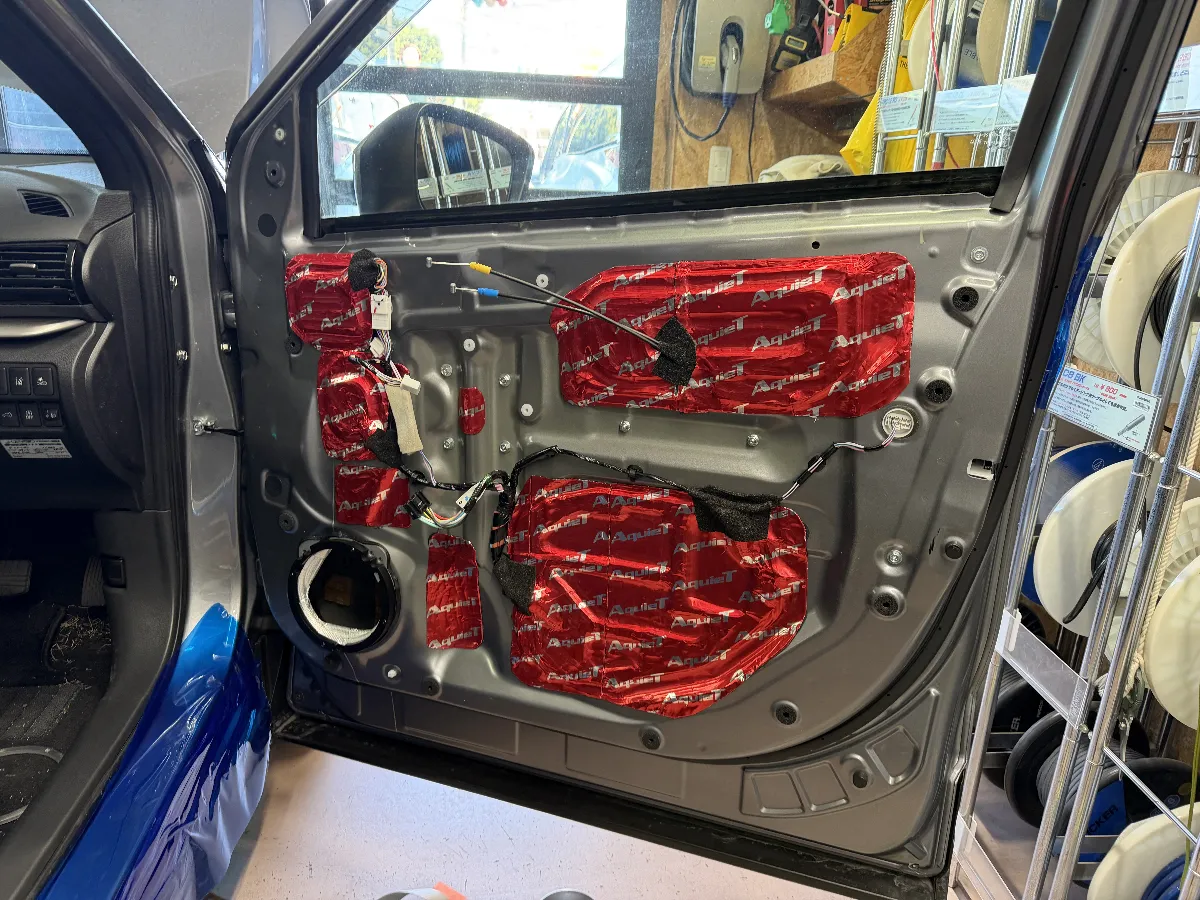 こんにちは！今回は、ミツビシ エクリプスクロス GK1W・GL3W用の「メタルバッフル」をご紹介します。このメタルバッフルは、剛性が高く、耐水性もバッチリ。音の曇りがなく、ダイレクトなサウンドをお楽しみいただけます！最近の車では、純正スピーカーから出る音が曇り気味になっていることが多いですが、このバッフルを使うことでクリアな音質を実現。これを求めてご来店されるお客さまが増えています。もちろん、温かみのある音を好む方には、真鍮銅コーティングのインナーバッフルもおすすめ。あなたの聴きたい音にぴったり合った選択をして、カーライフをもっと楽しみましょう！まずはお店で相談してみてくださいね！